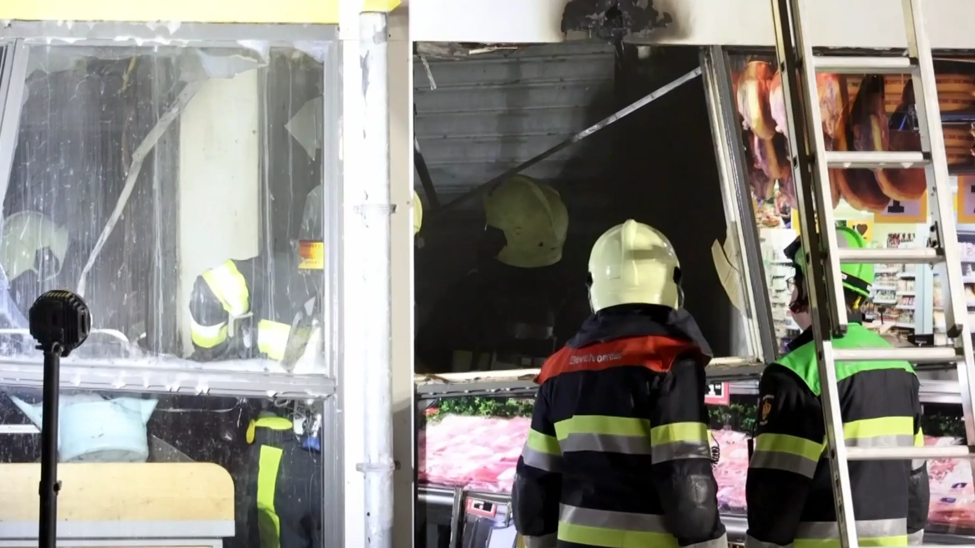 Woningen geëvacueerd en veel schade bij uitslaande brand in supermarkt Leeuwarden