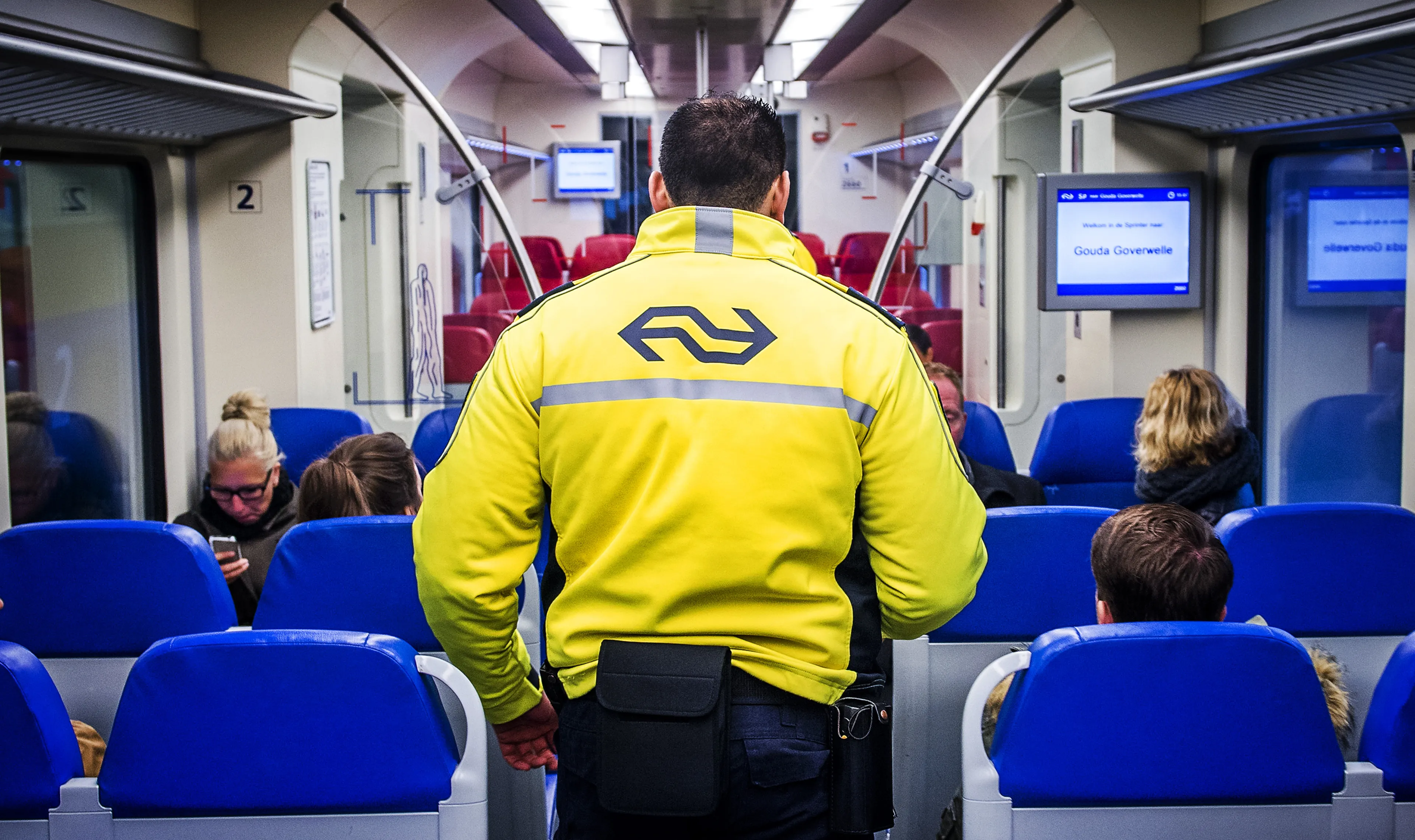 Vechtpartij in trein bij Ede-Wageningen: acht mannen opgepakt