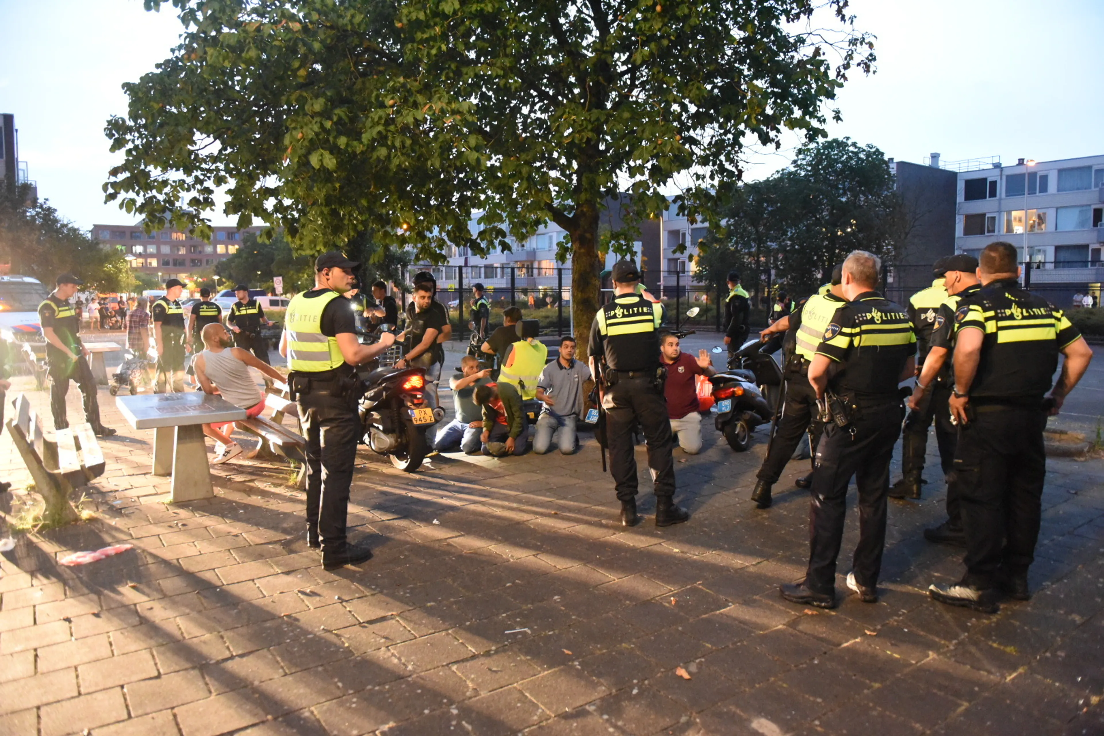 Burgemeester Den Oudsten vervroegd terug van vakantie na rellen in Utrecht