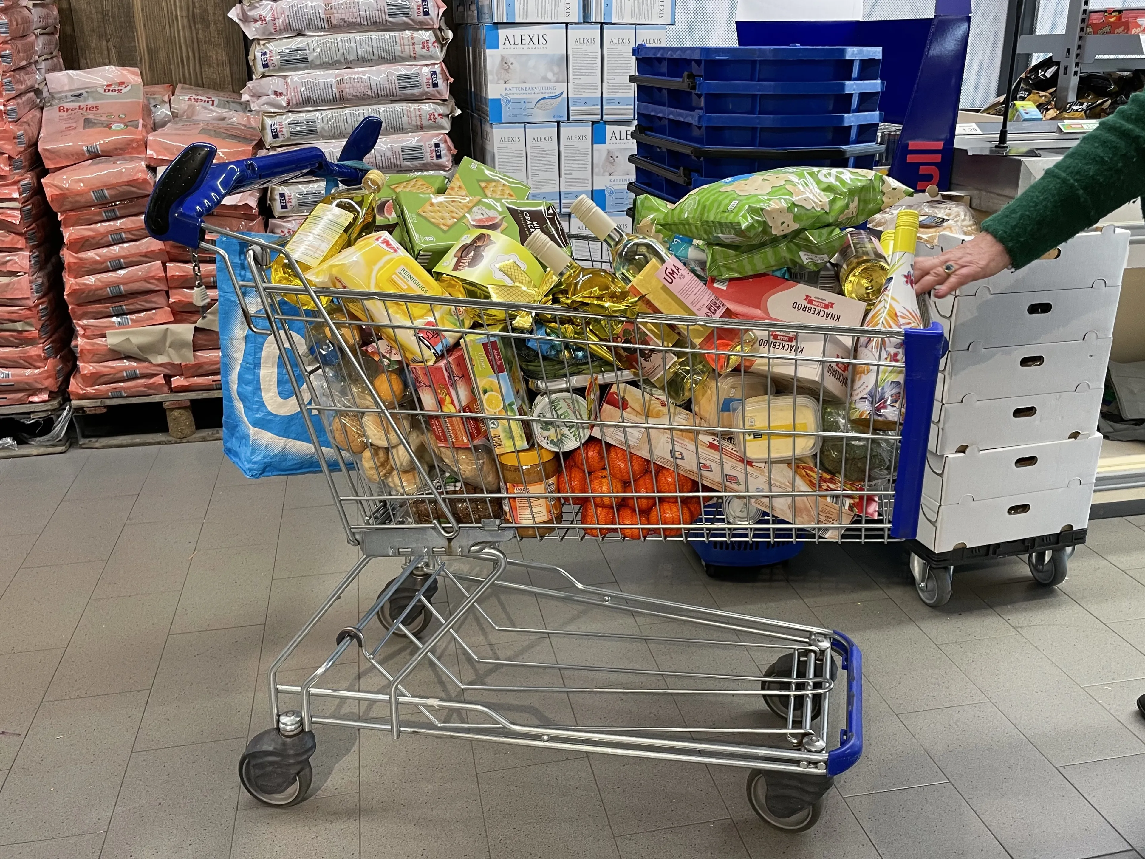 Dieven lopen zonder te betalen met volle winkelwagen supermarkt uit
