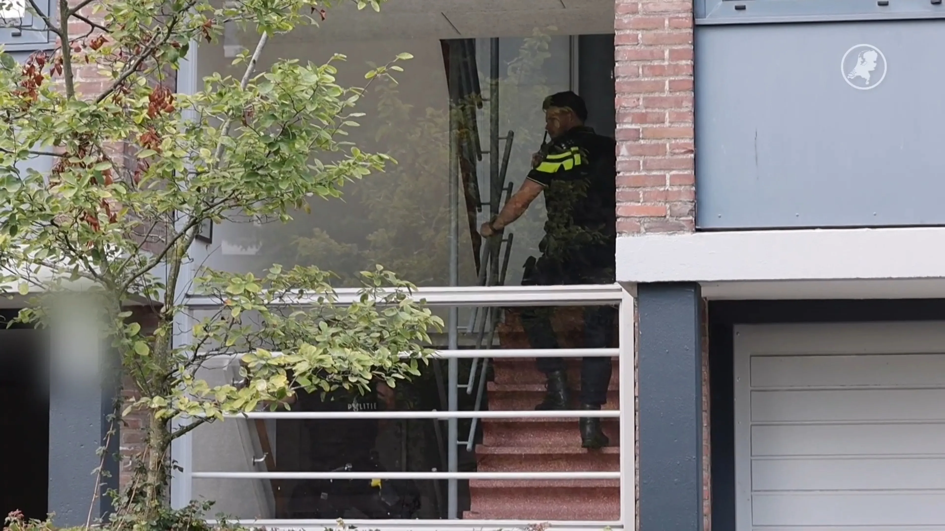 Man (21) bedreigt ex-partner, politie rukt massaal uit