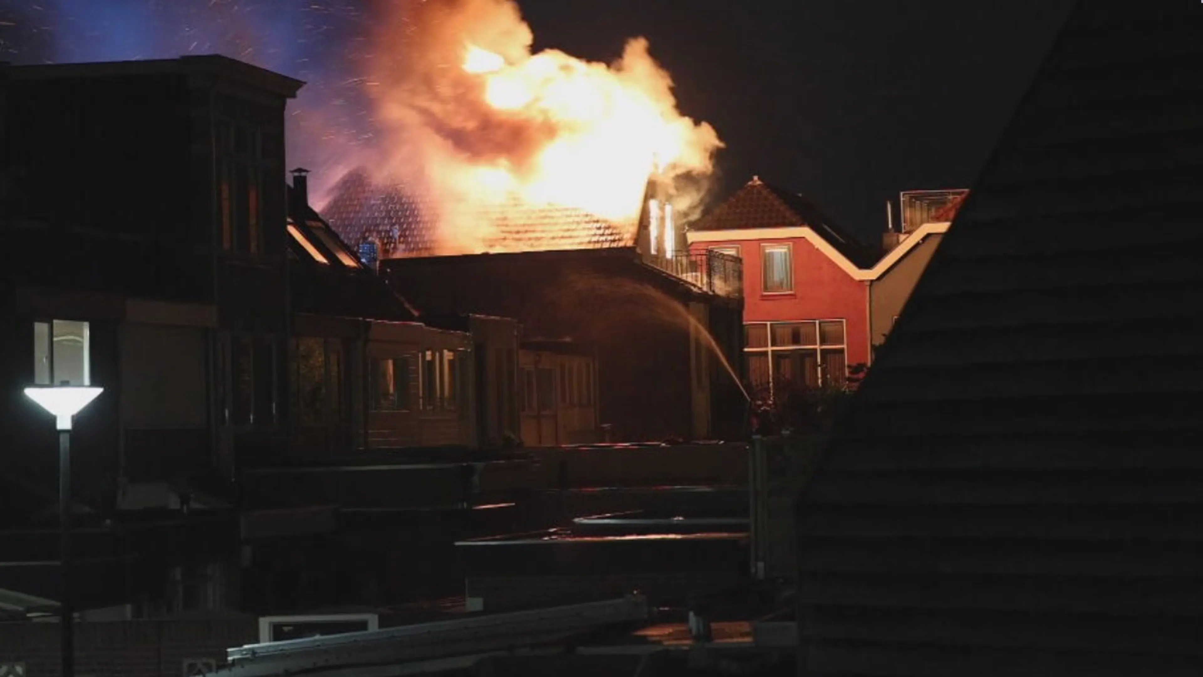 Felle uitslaande woningbrand in Maassluis: meer dan twintig huizen ontruimd