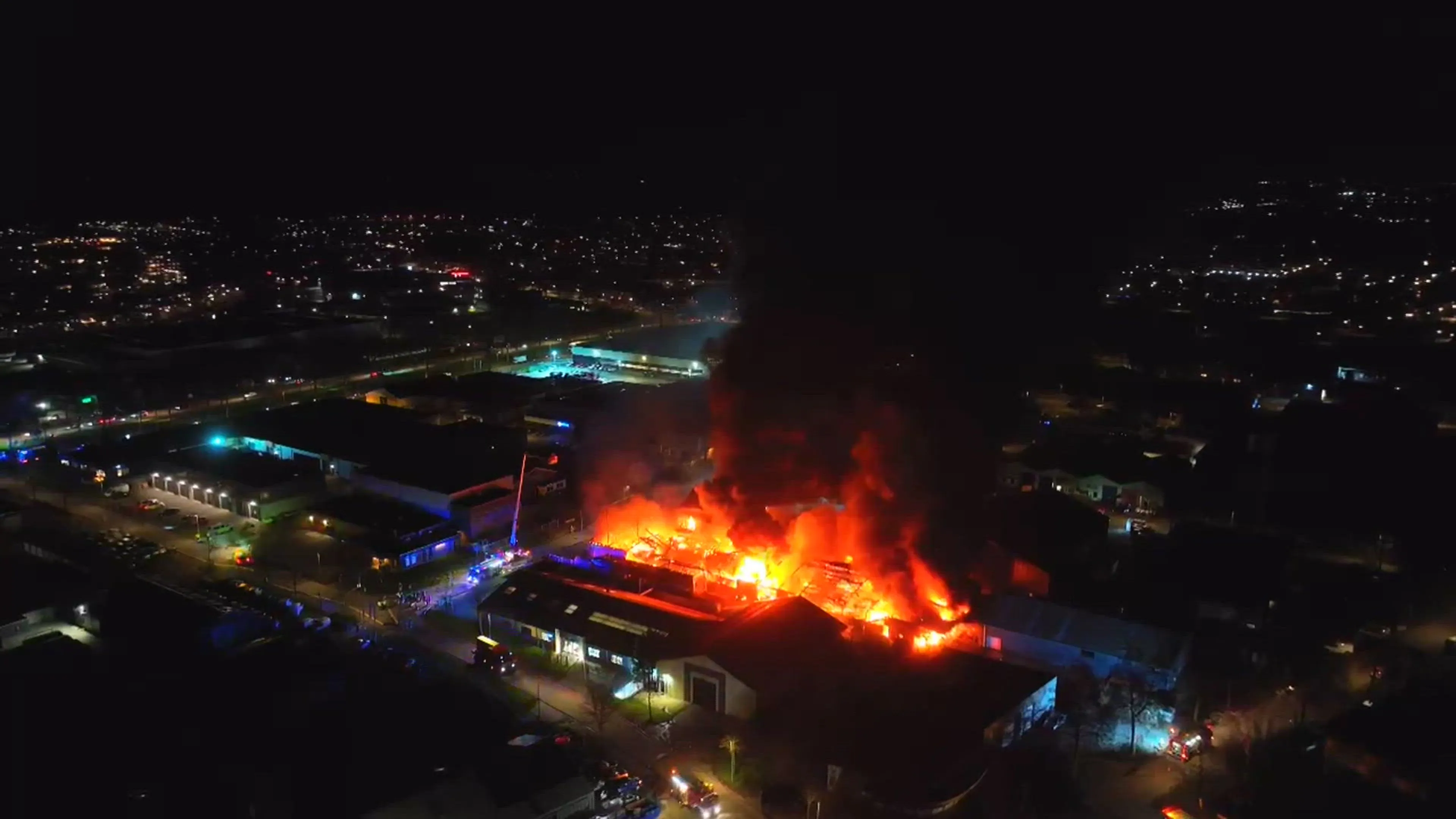 Mogelijk asbestdeeltjes in rook bij grote brand Medemblik
