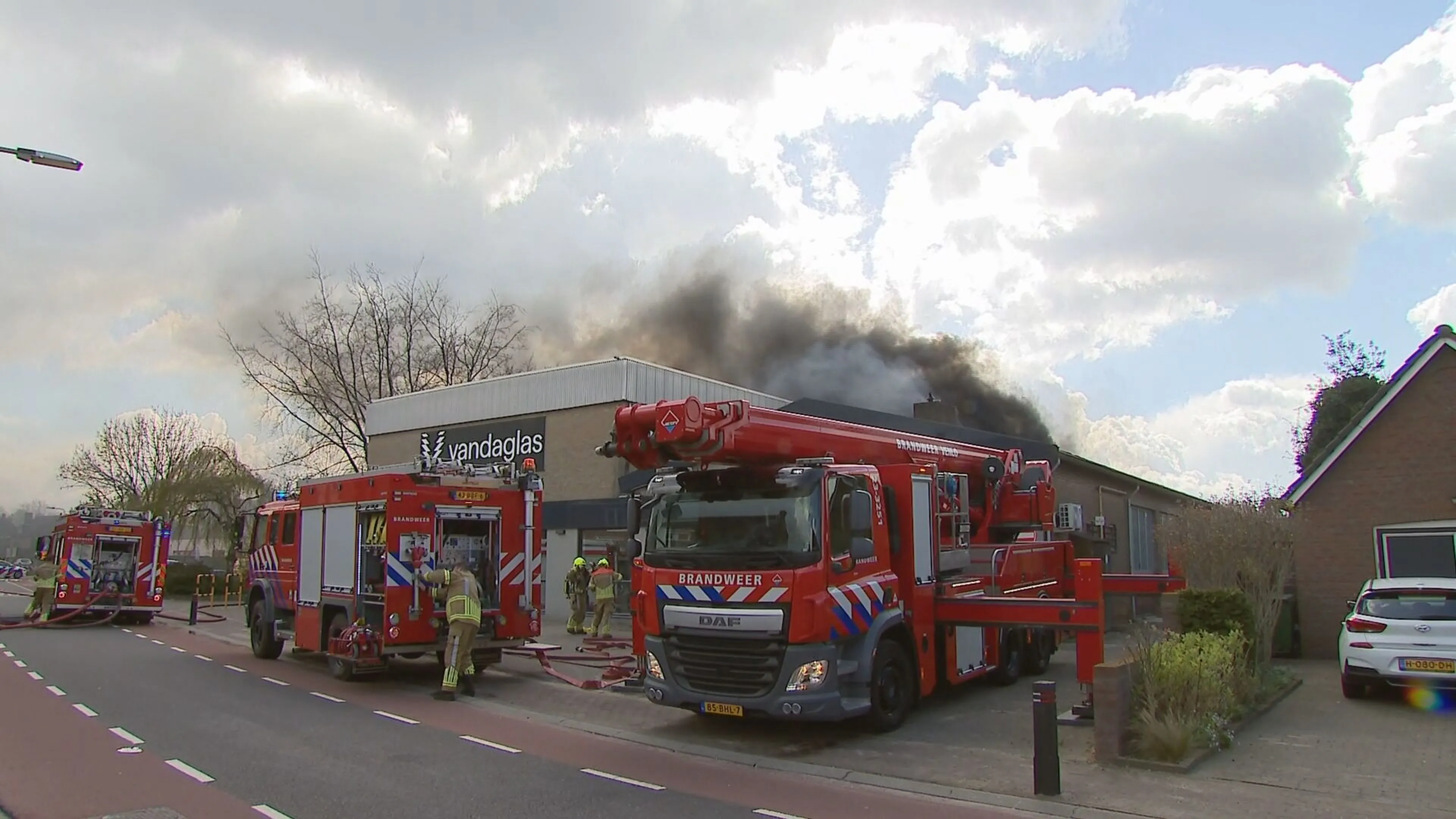 Grote brand in fabriekspand in Swalmen na werkzaamheden op dak