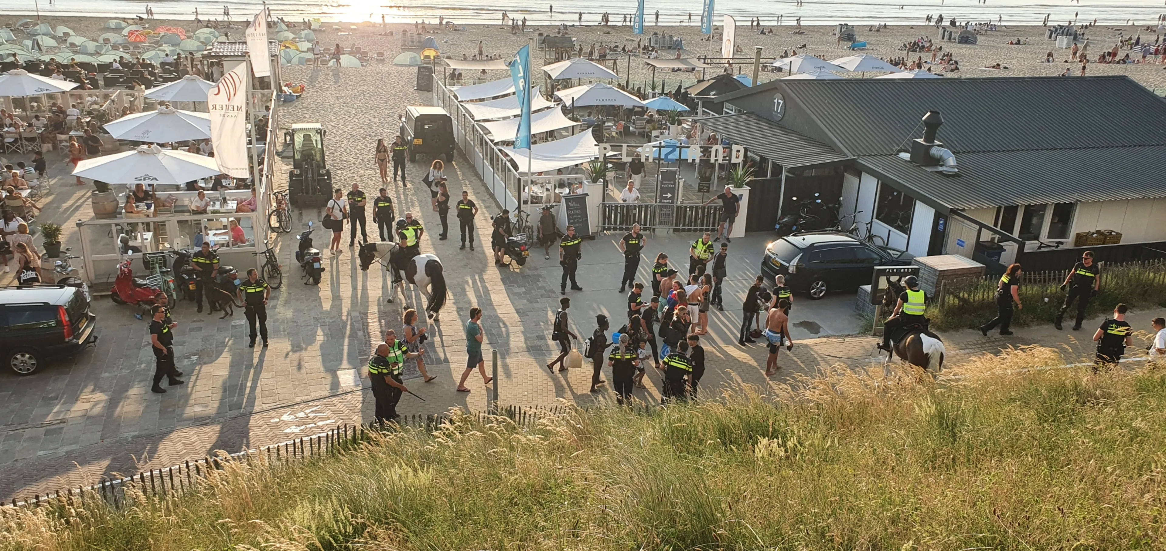 Strandtenteigenaar Zandvoort getuige van massale vechtpartij: 'Grote groep verpest het voor de rest'