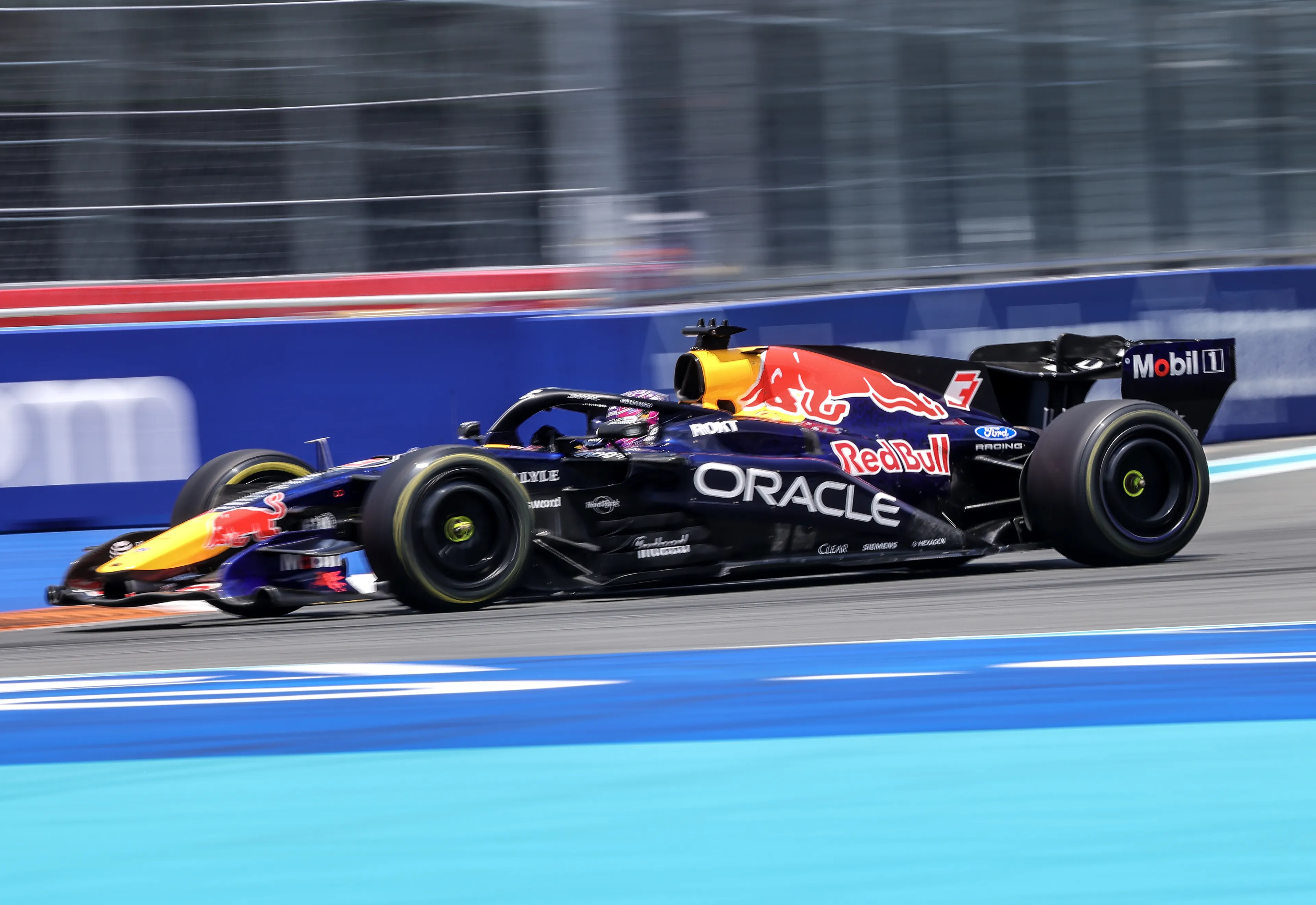 Max Verstappen naar vijfde plaats sprintrace na tijdstraf Antonelli