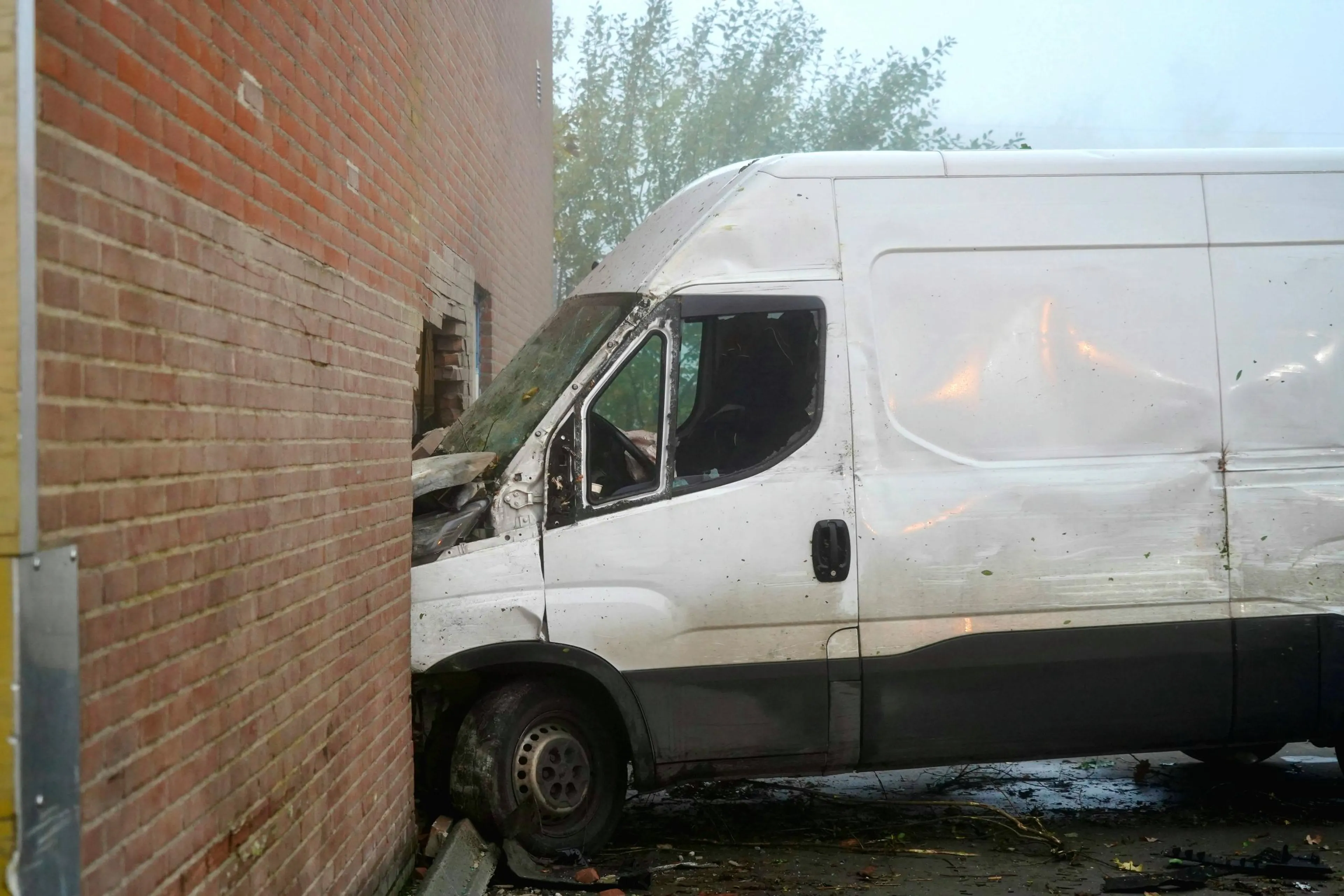 Busje vliegt uit bocht en slaat groot gat in bedrijfspand Hoogkarspel