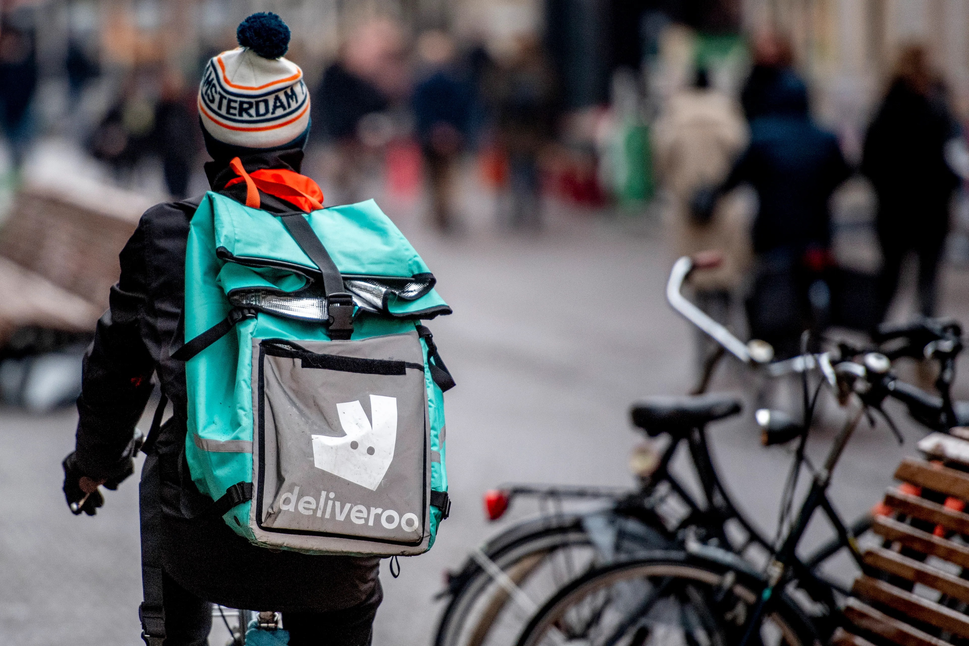 Bezorgers Deliveroo gaan uitkijken naar vermiste kinderen