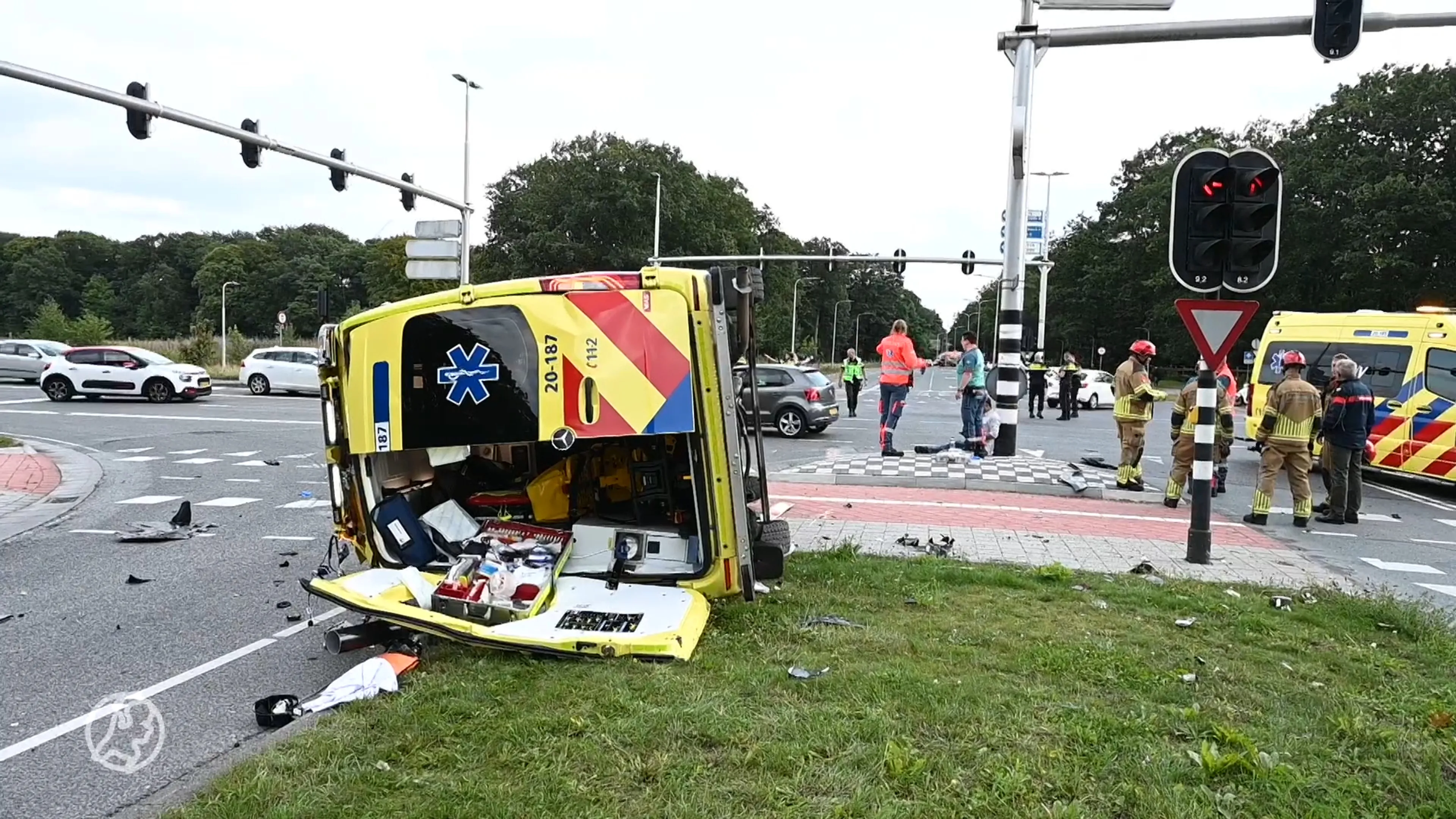 Drie personen gewond geraakt nadat auto crash met ambulance