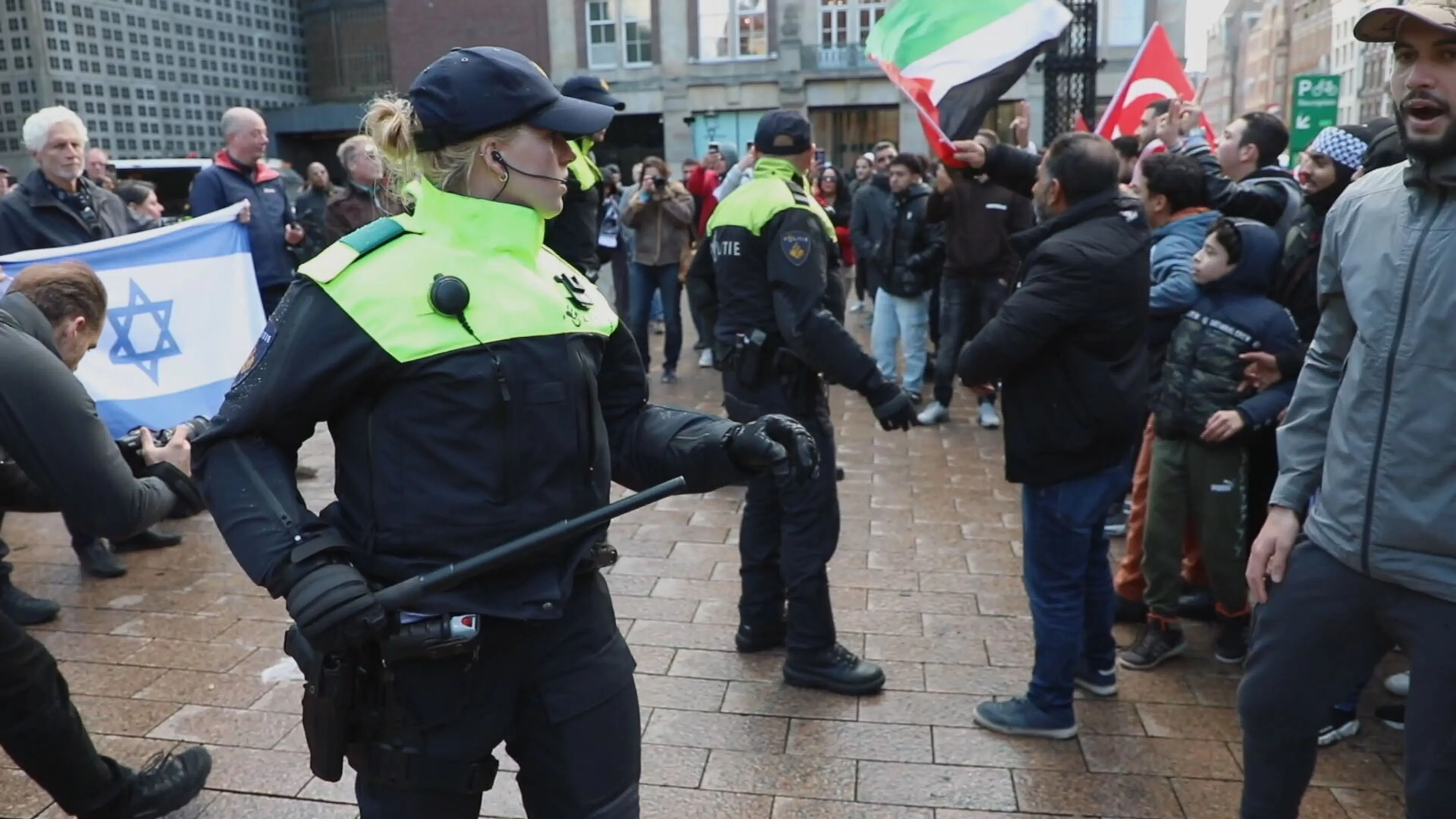ME verdrijft demonstranten bij manifestatie voor Israël in Amsterdam