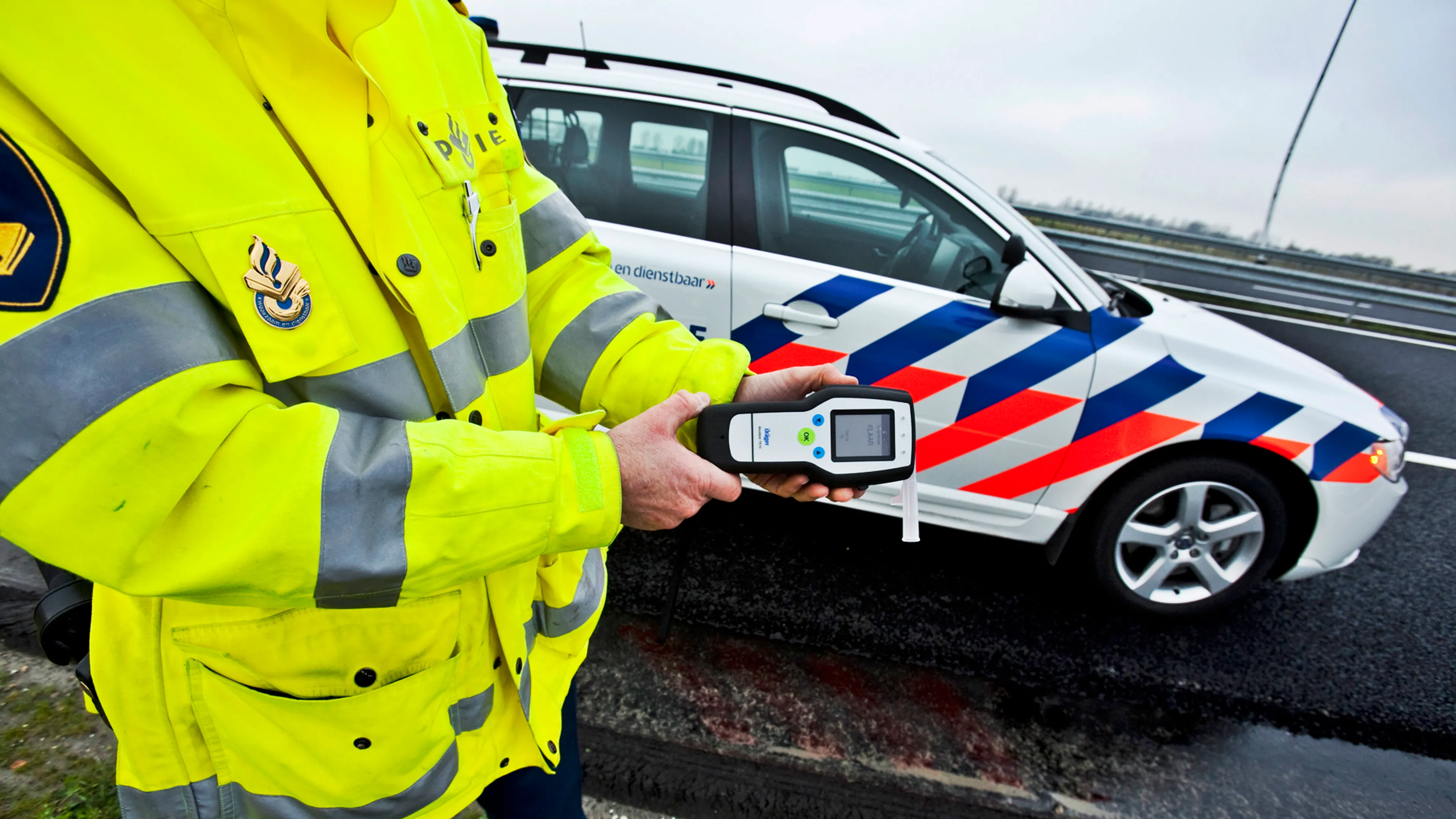 Stomdronken vrouw door andere automobilisten van de snelweg gehaald bij Dordrecht