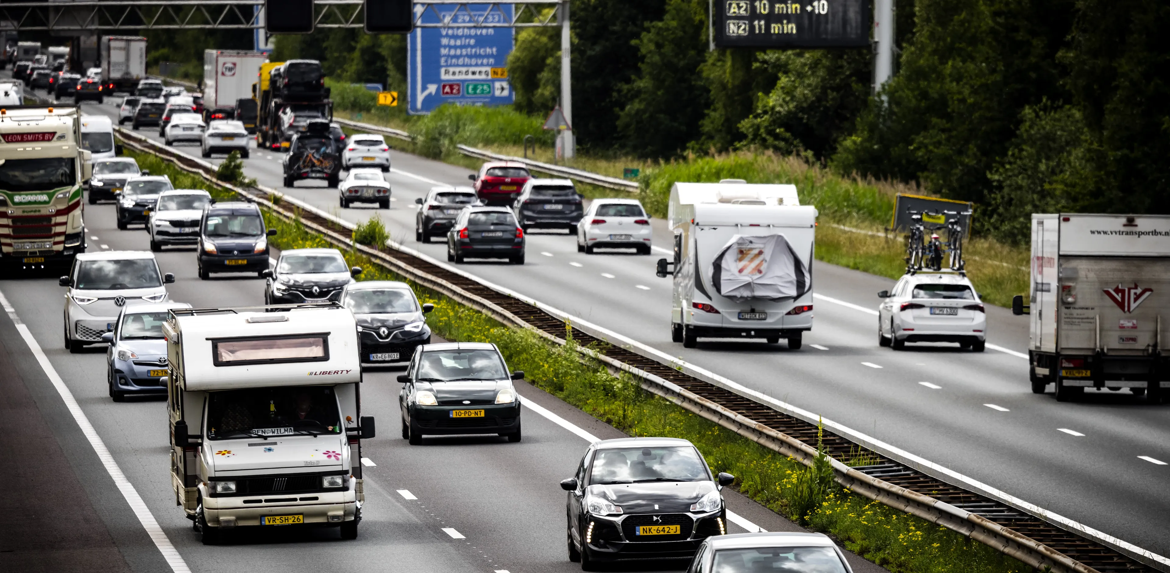 ANWB waarschuwt: lange files op deze wegen door start meivakantie