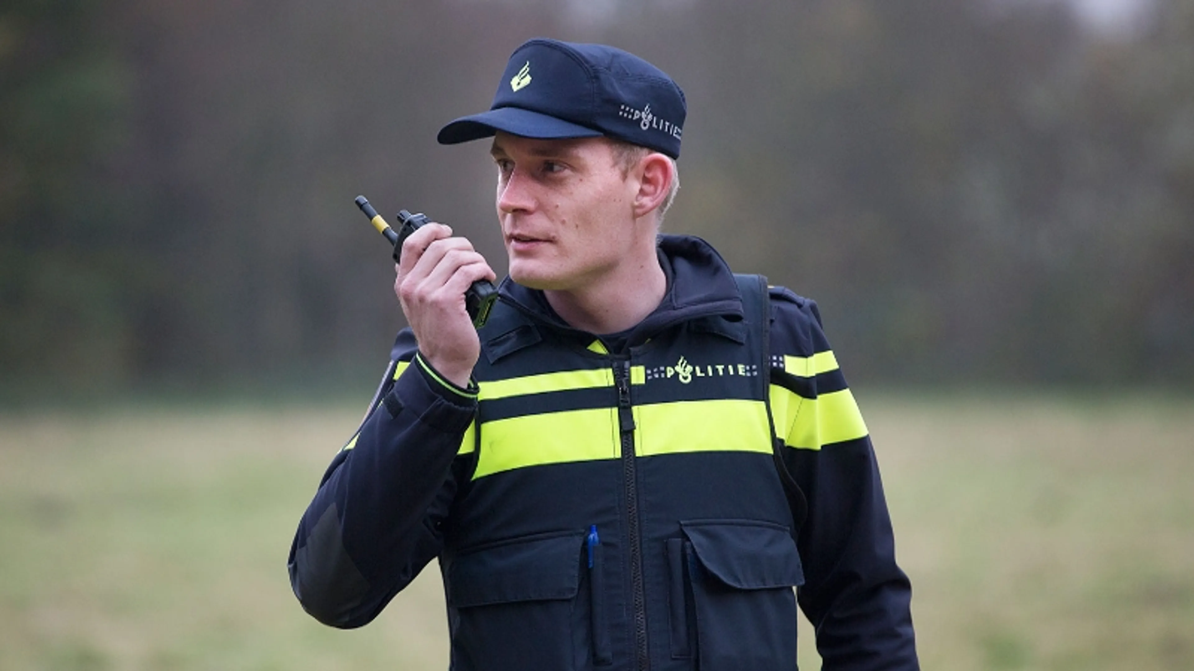Twee mannen gieten bijtende vloeistof in gezicht van vrouw (65) in Arnhem
