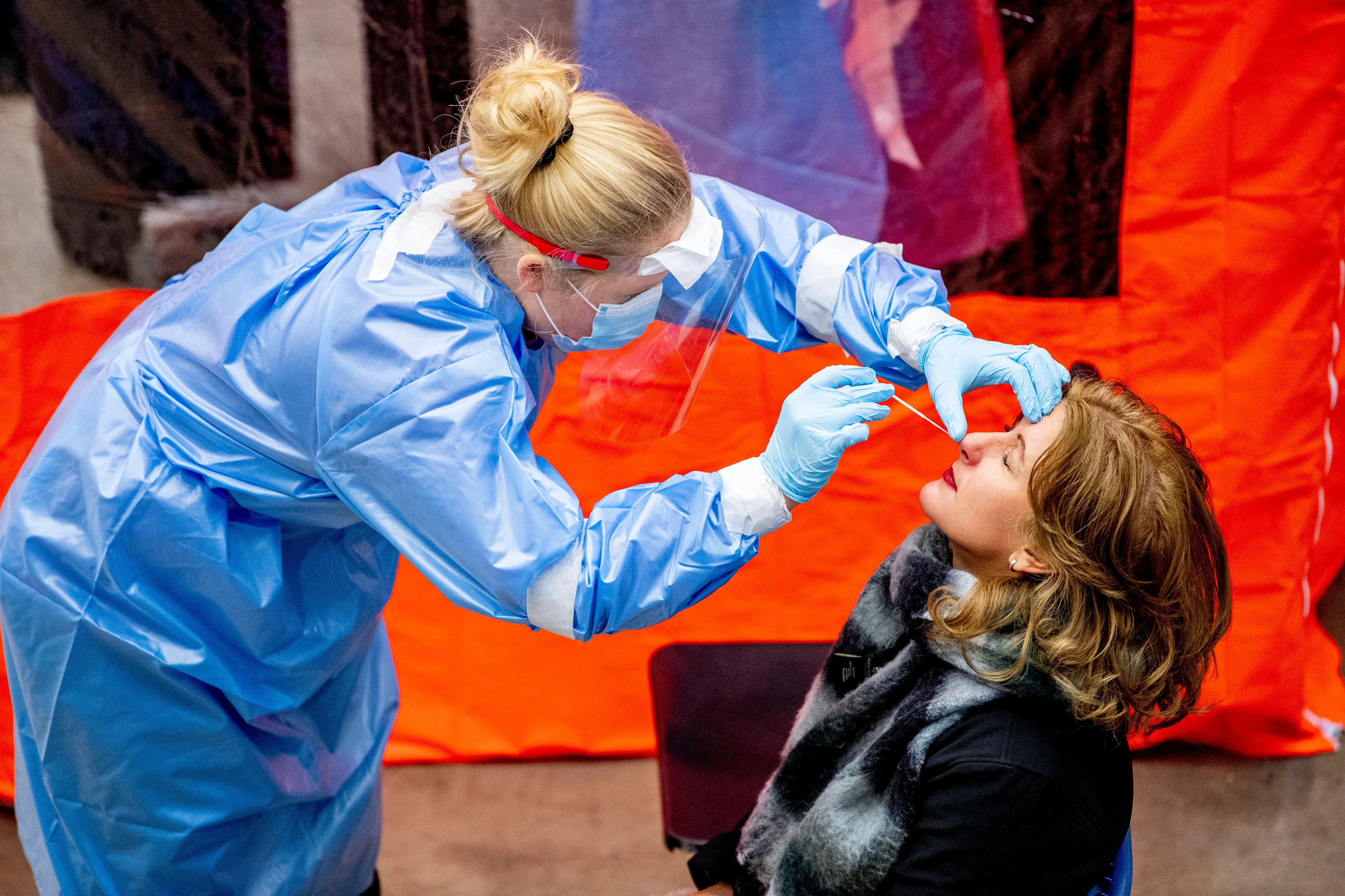 Aantal nieuwe coronabesmettingen met bijna 1200 gedaald