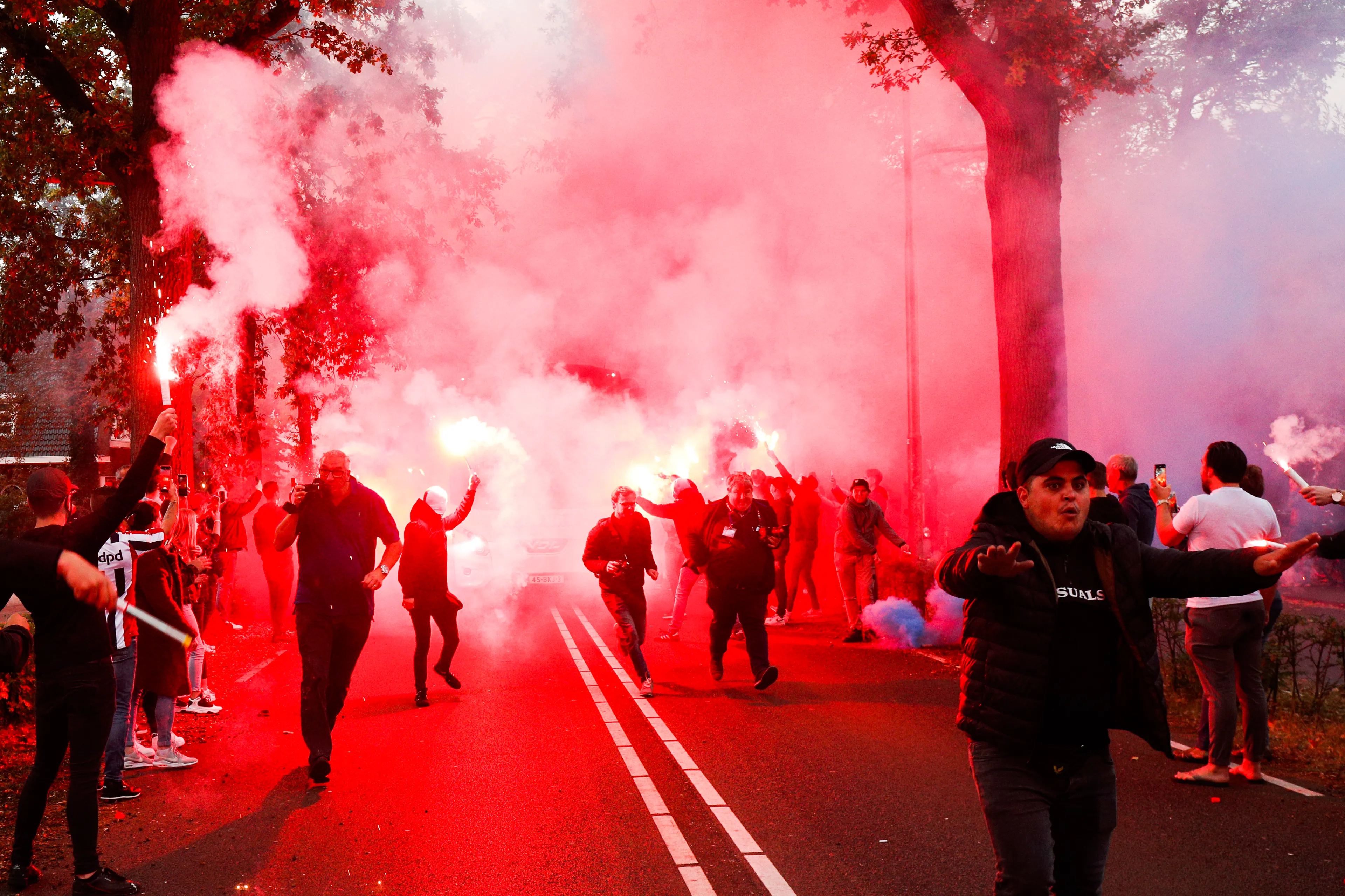 VIDEO: Willem II-supporters overtreden coronaregels, gemeente grijpt niet in