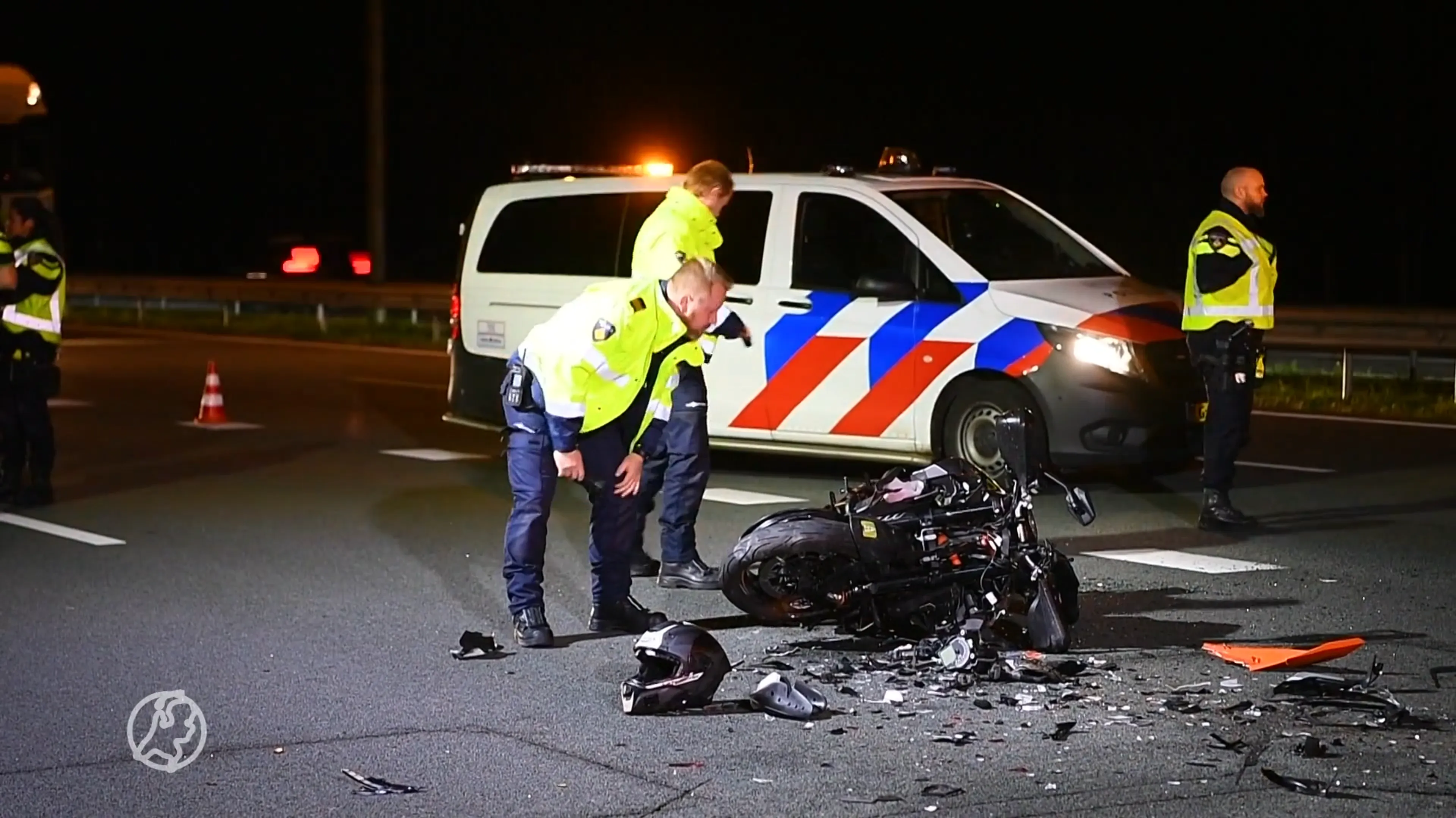 Motorrijder (44) rijdt achterop auto op A2 en komt om het leven