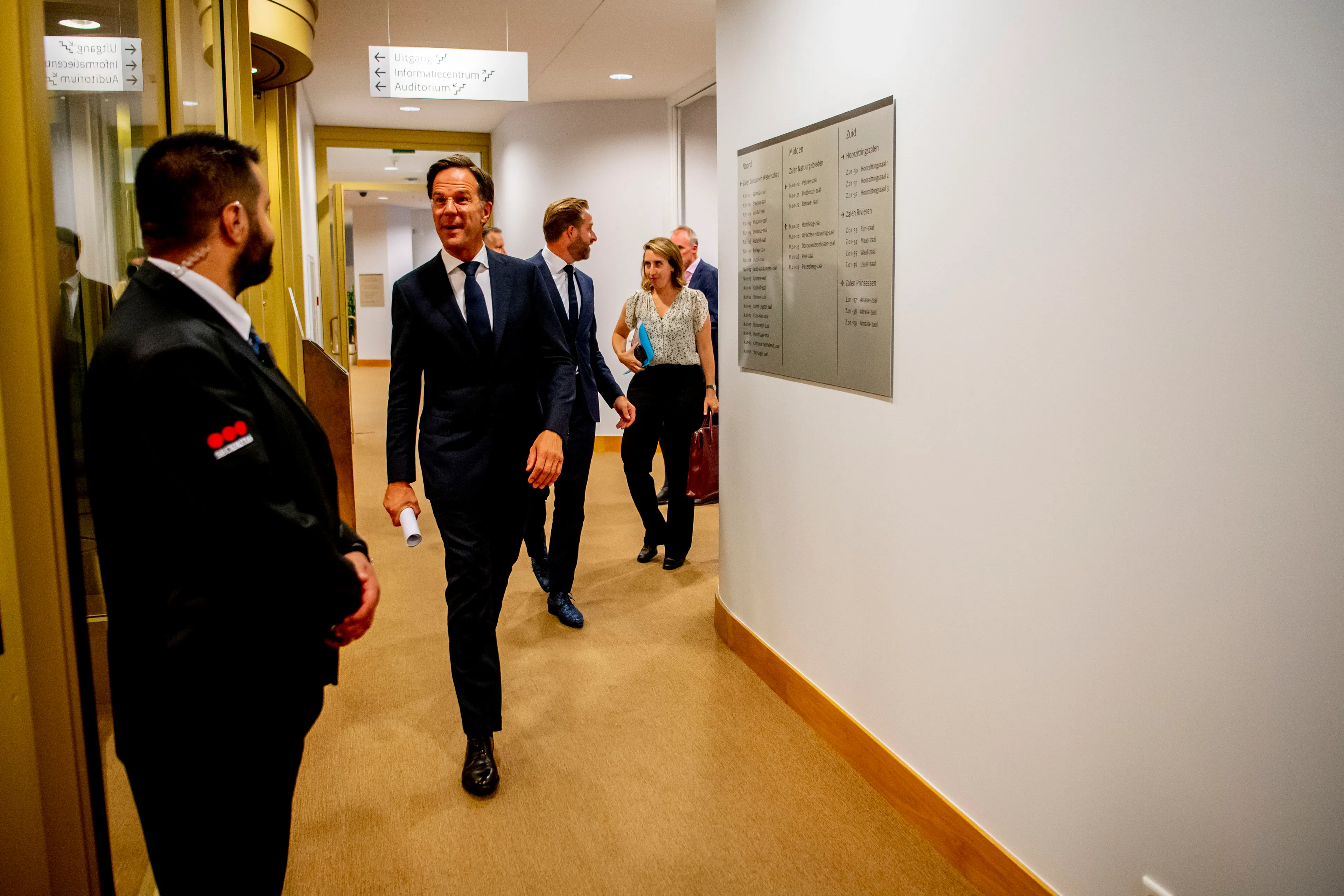 Ministerie extra beveiligd in aanloop naar coronapersconferentie