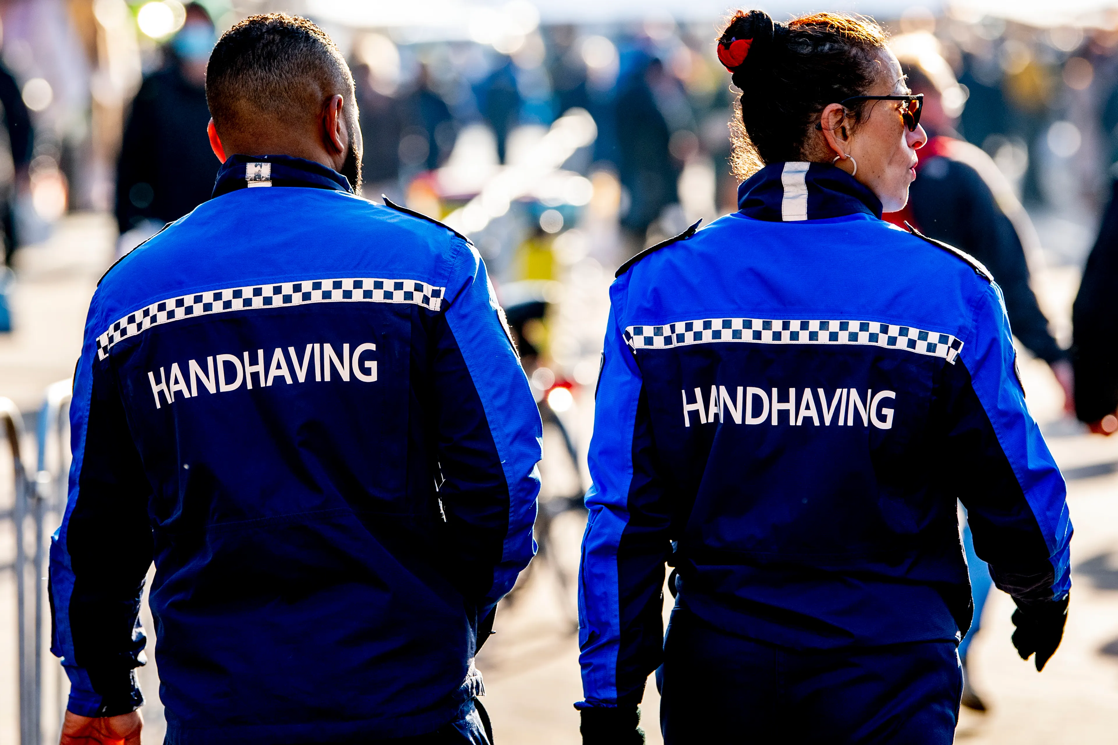 Tien gemeenten doen mee aan proef met wapenstok voor boa's