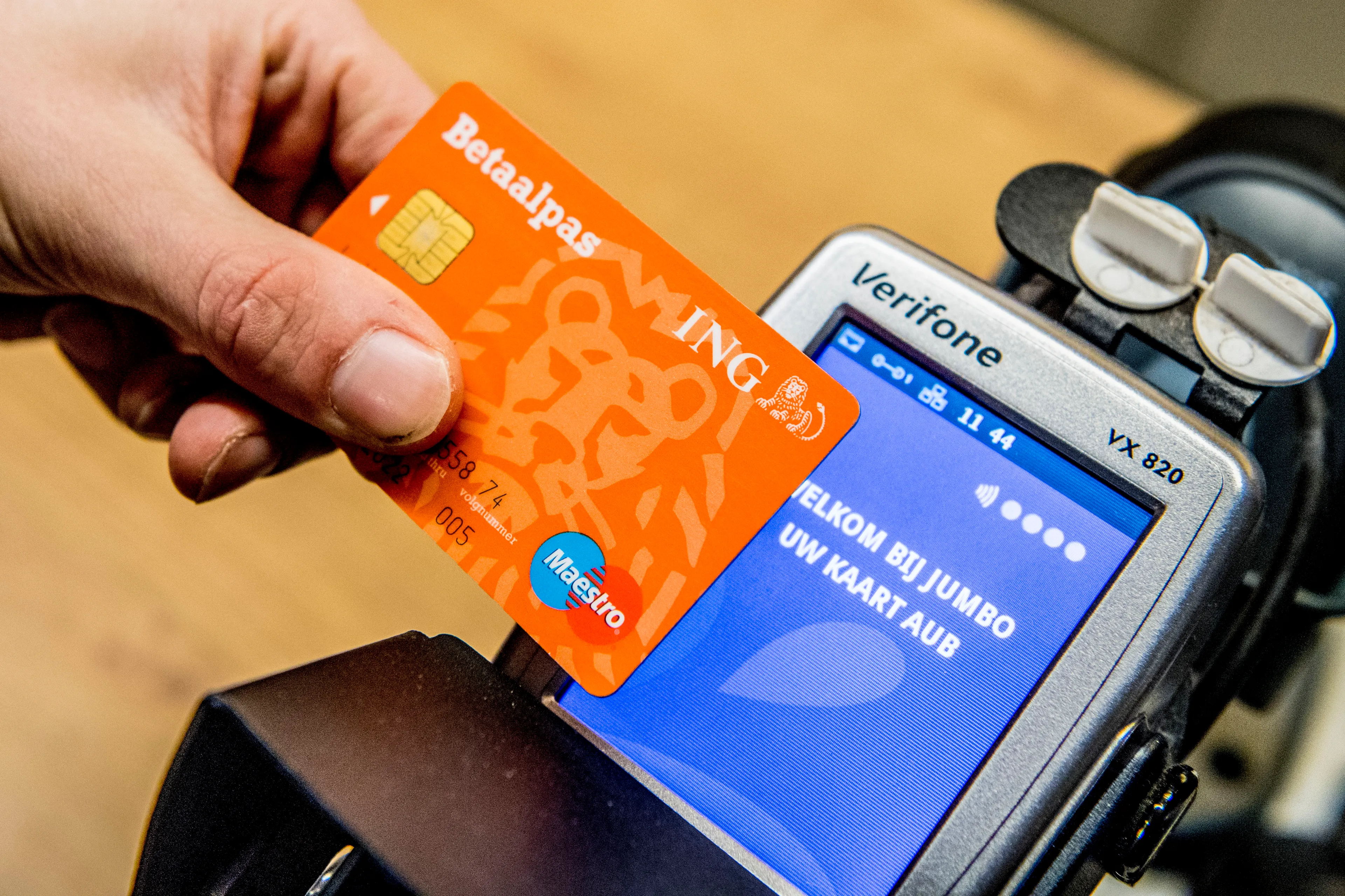 Supermarkten vragen klanten boodschappen te pinnen vanwege het coronavirus