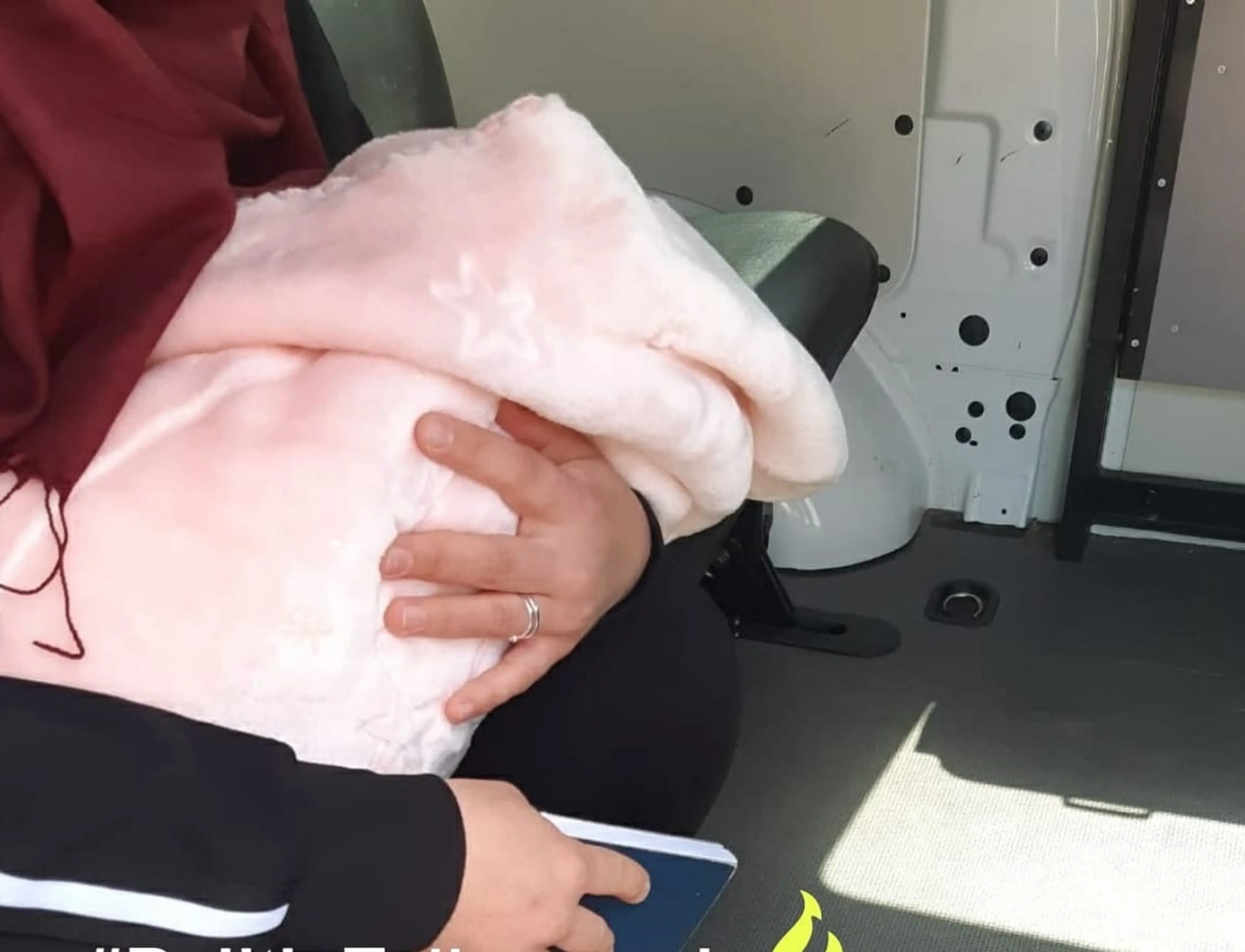 Kersverse ouders nemen hun pasgeboren baby mee als pakketje op scooter