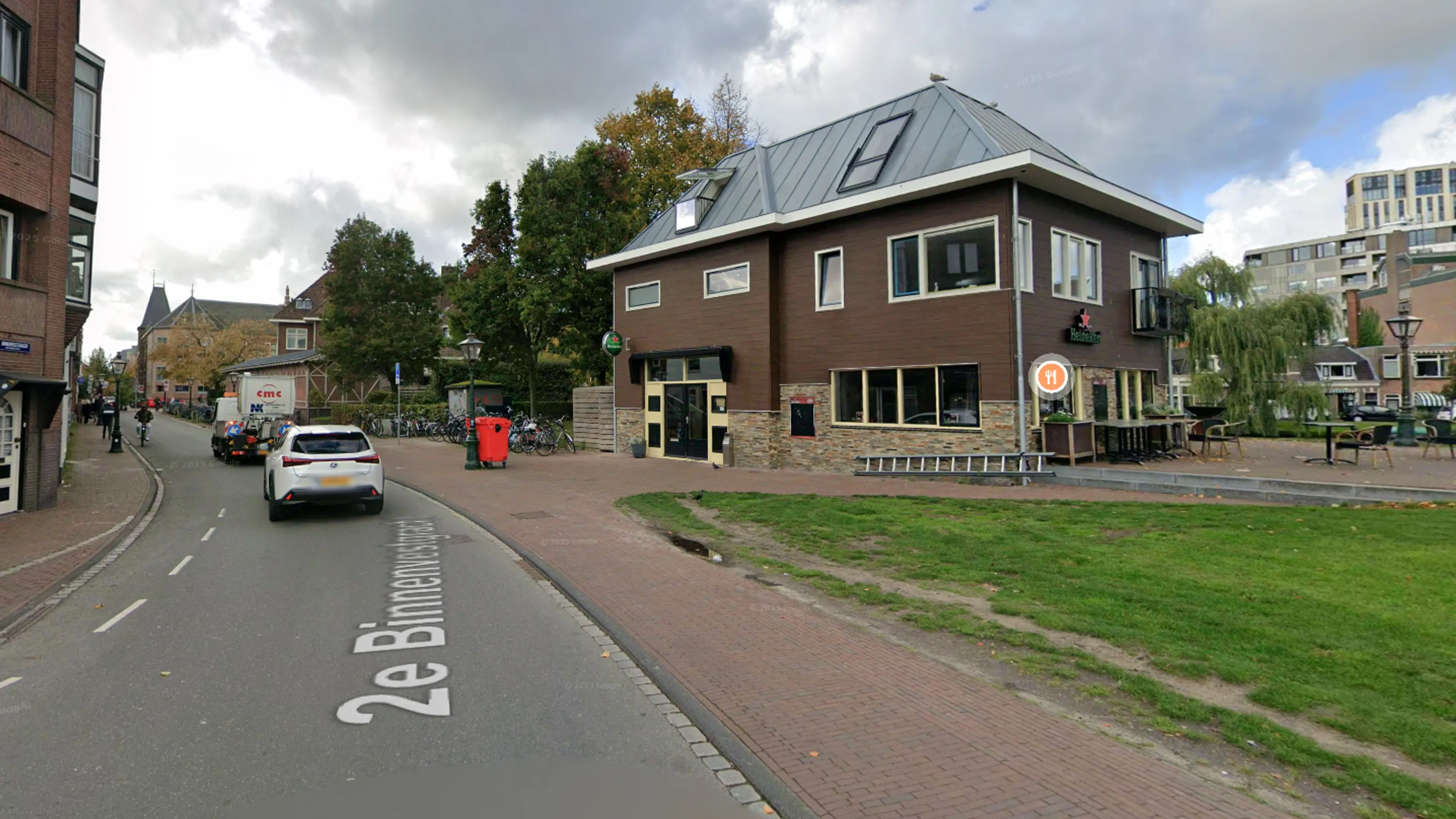 Wildplassen in centrum Leiden leidt tot arrestatie van vijf mannen