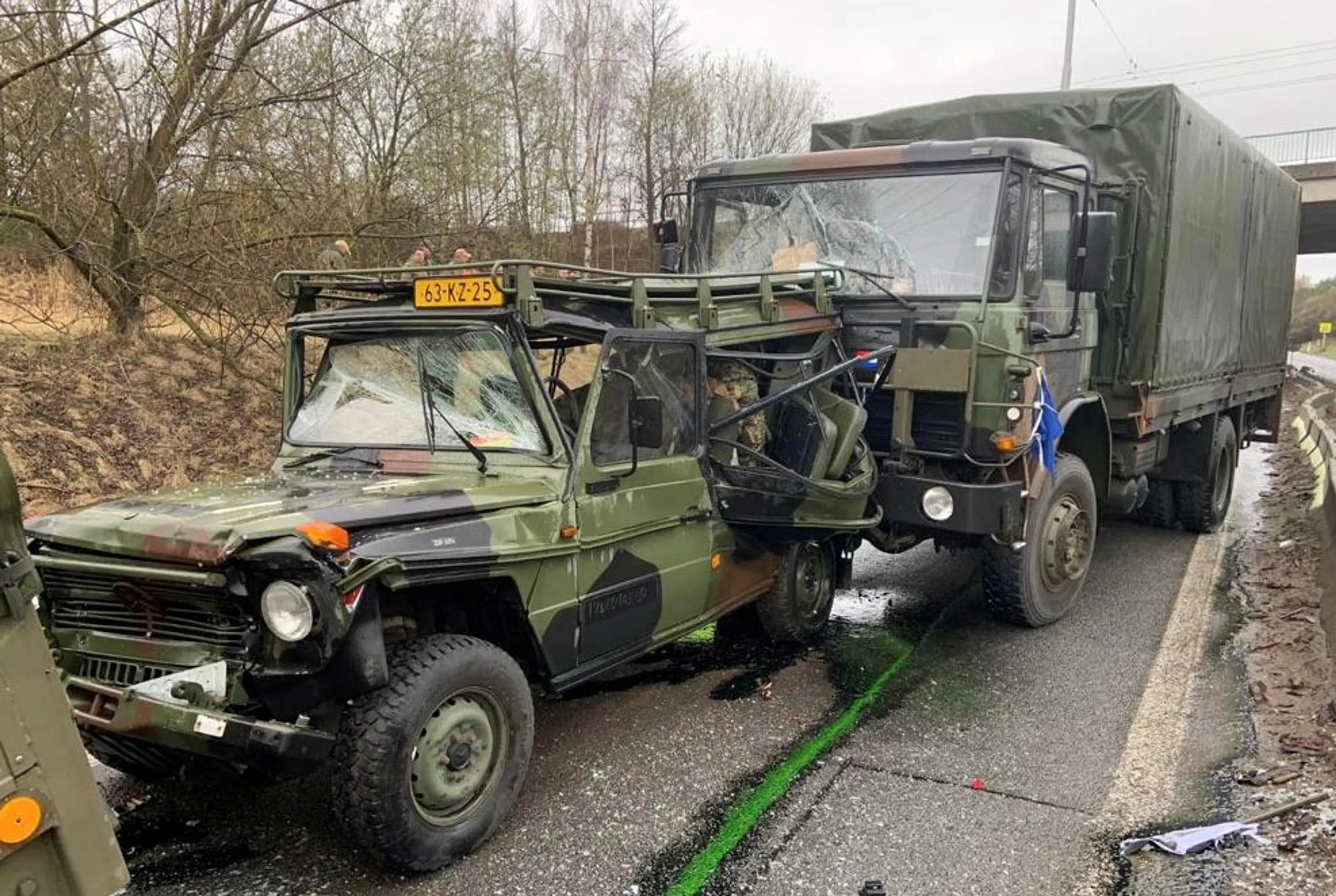 Vijf Nederlandse legervoertuigen botsen op elkaar in Tsjechië