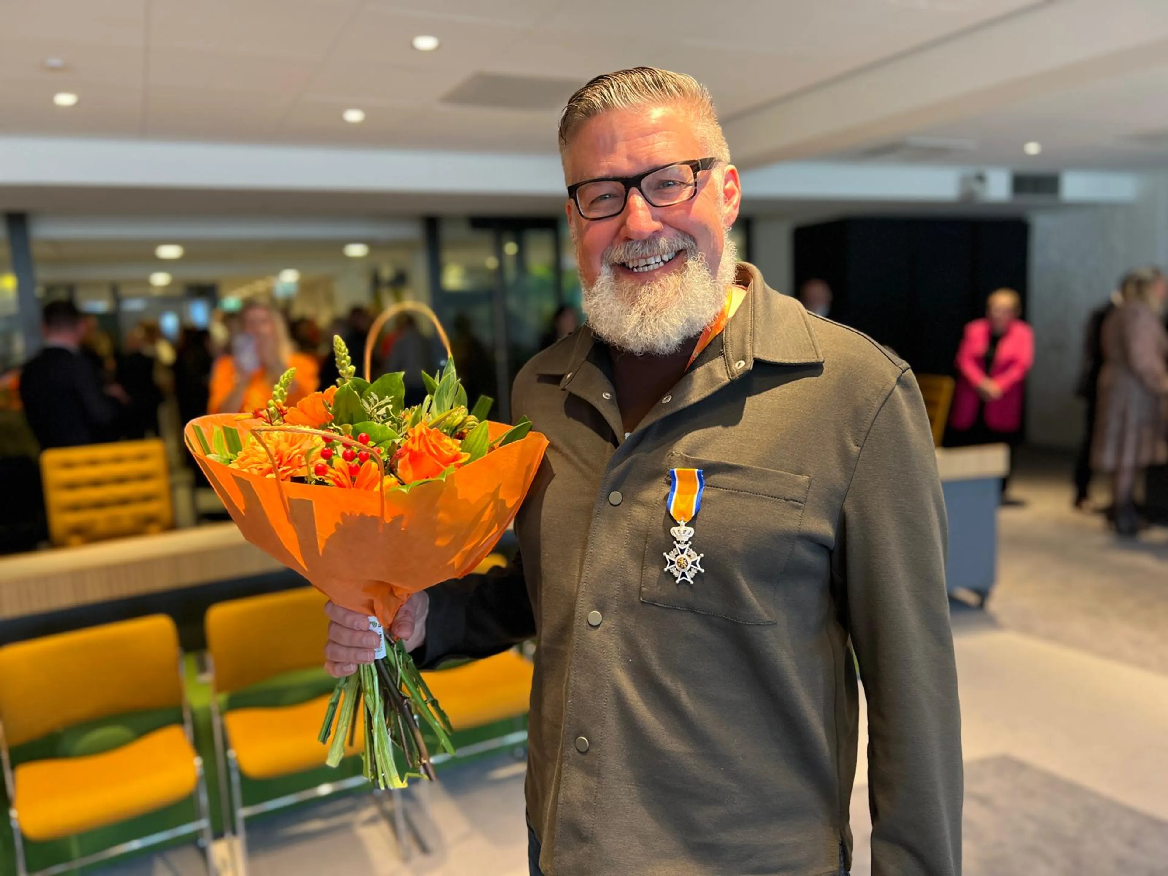 Oranjebus-icoon Henk verrast met lintje in Uithoorn