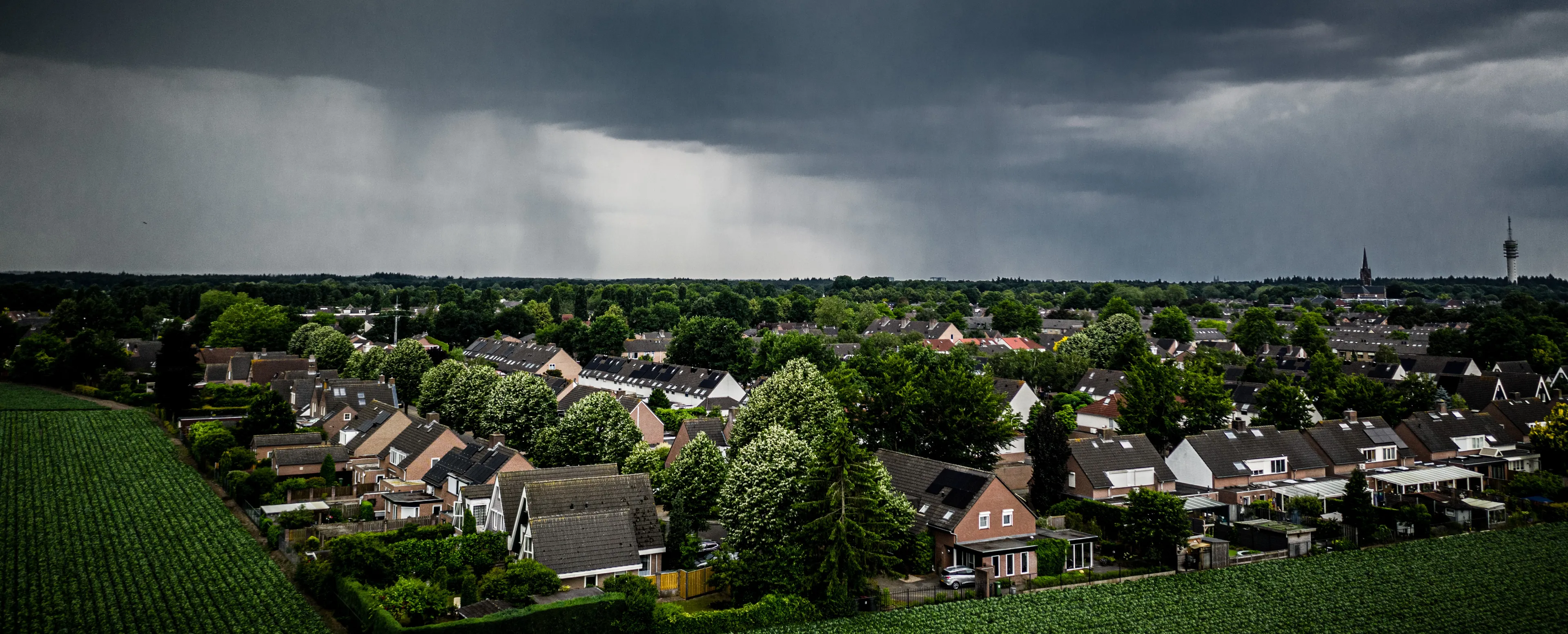 Pittige onweersbuien verwacht vanmiddag: hier heb je er last van