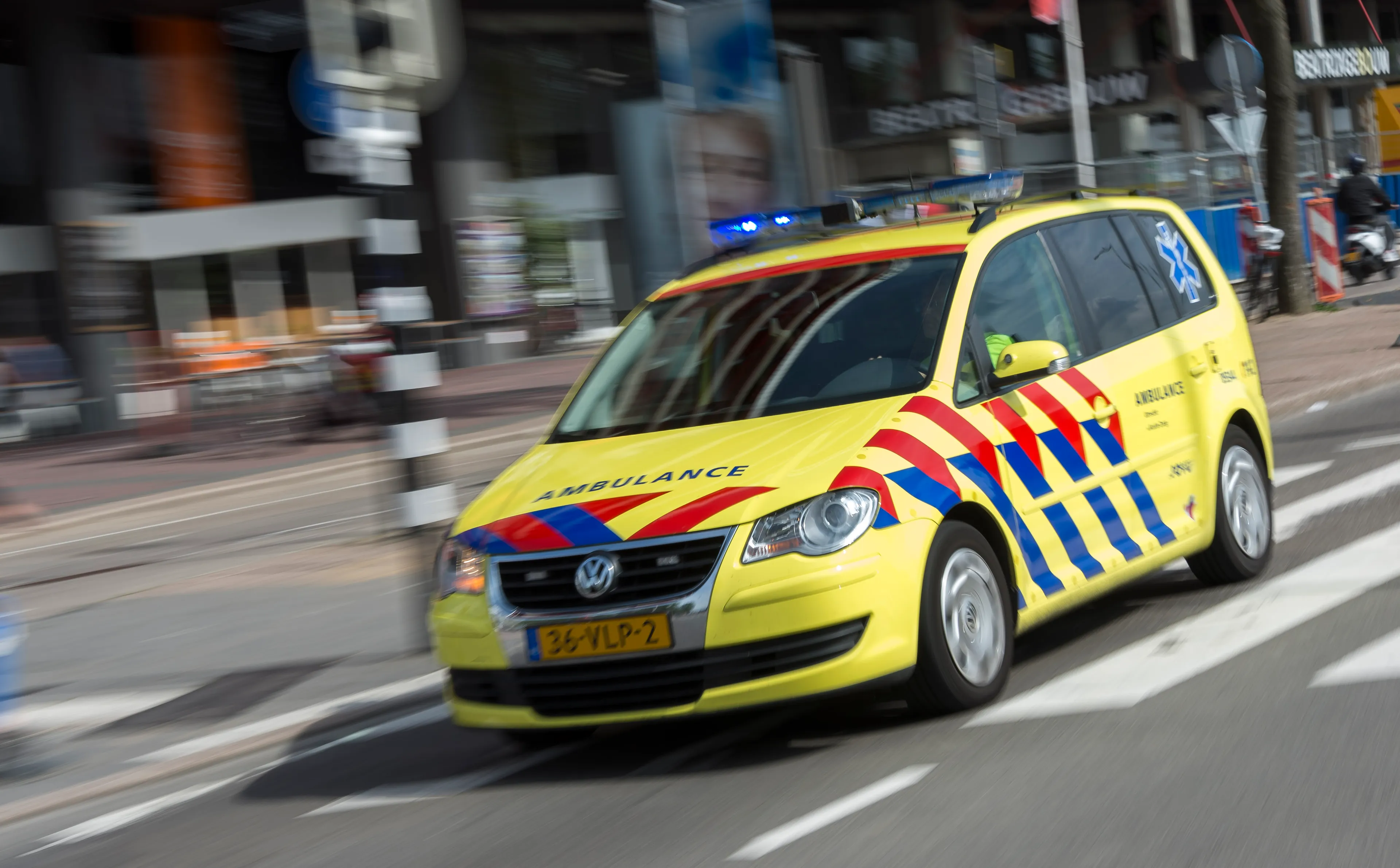 Voetganger (80) overleden na aanrijding op zebrapad Breda