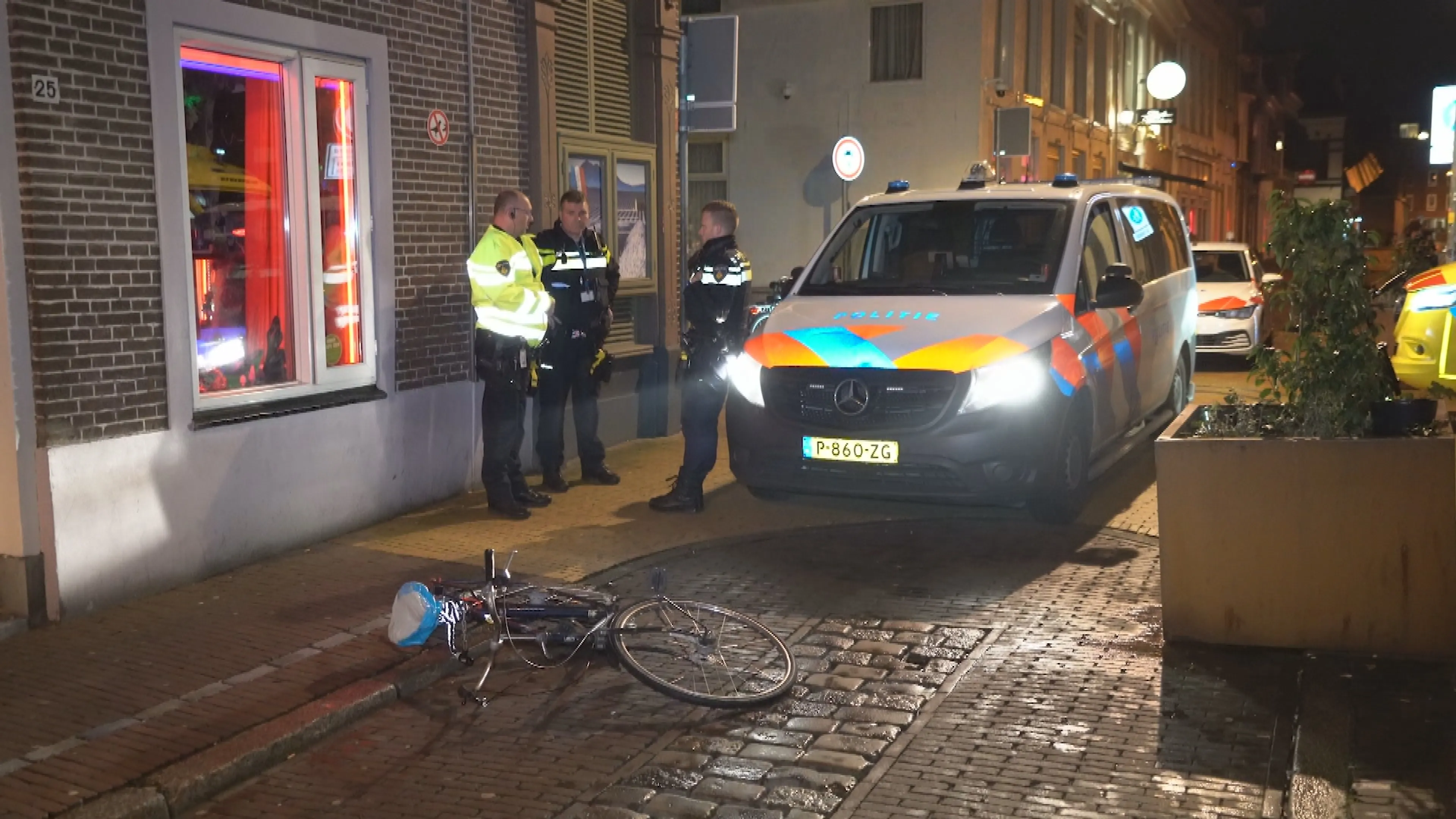 Botsing tussen politiebusje en fietser in Groningen, fietser raakt gewond
