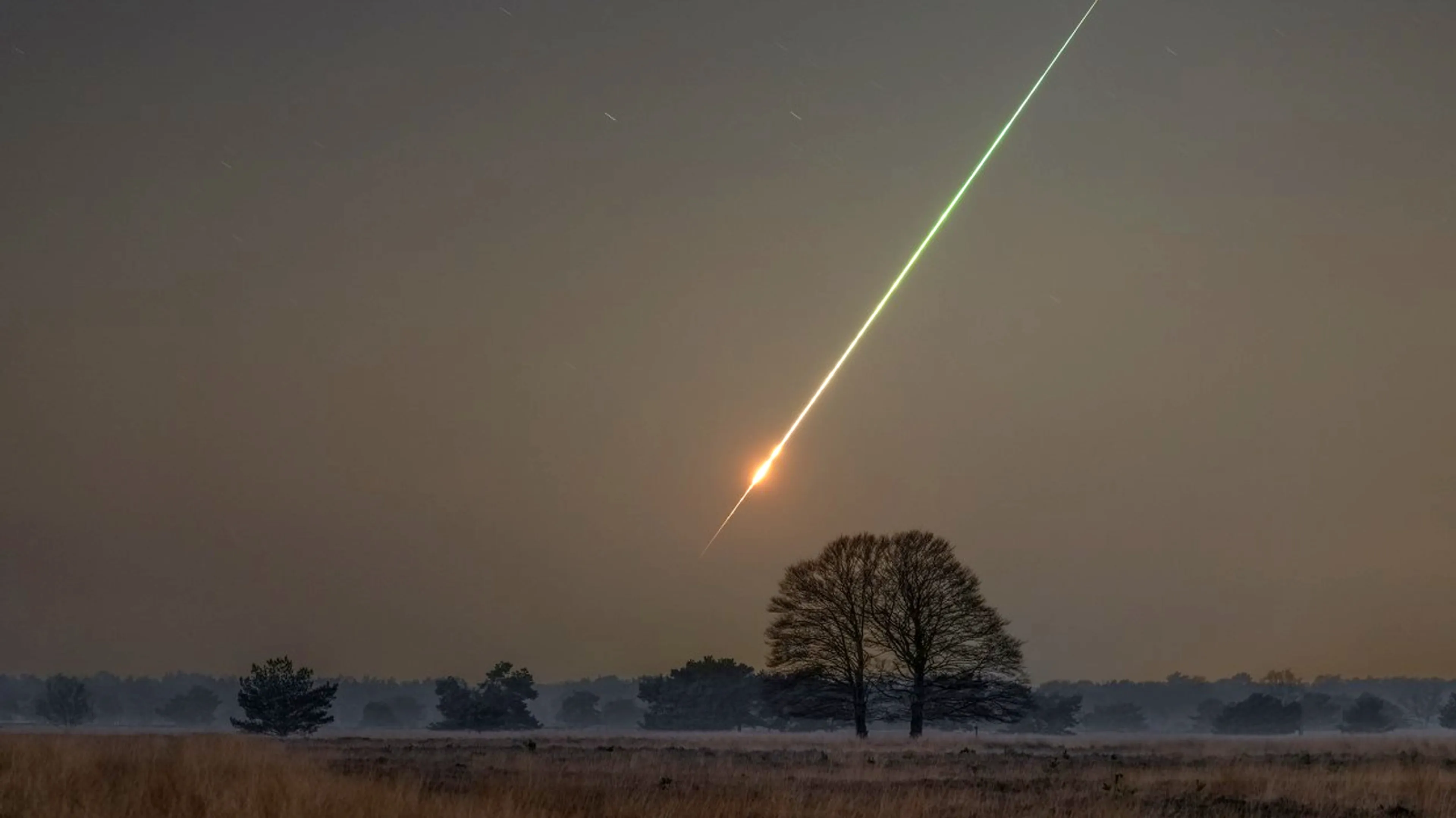 Gijs legt meteoor boven Nederland vast op gevoelige plaat: 'Het is een droomfoto'