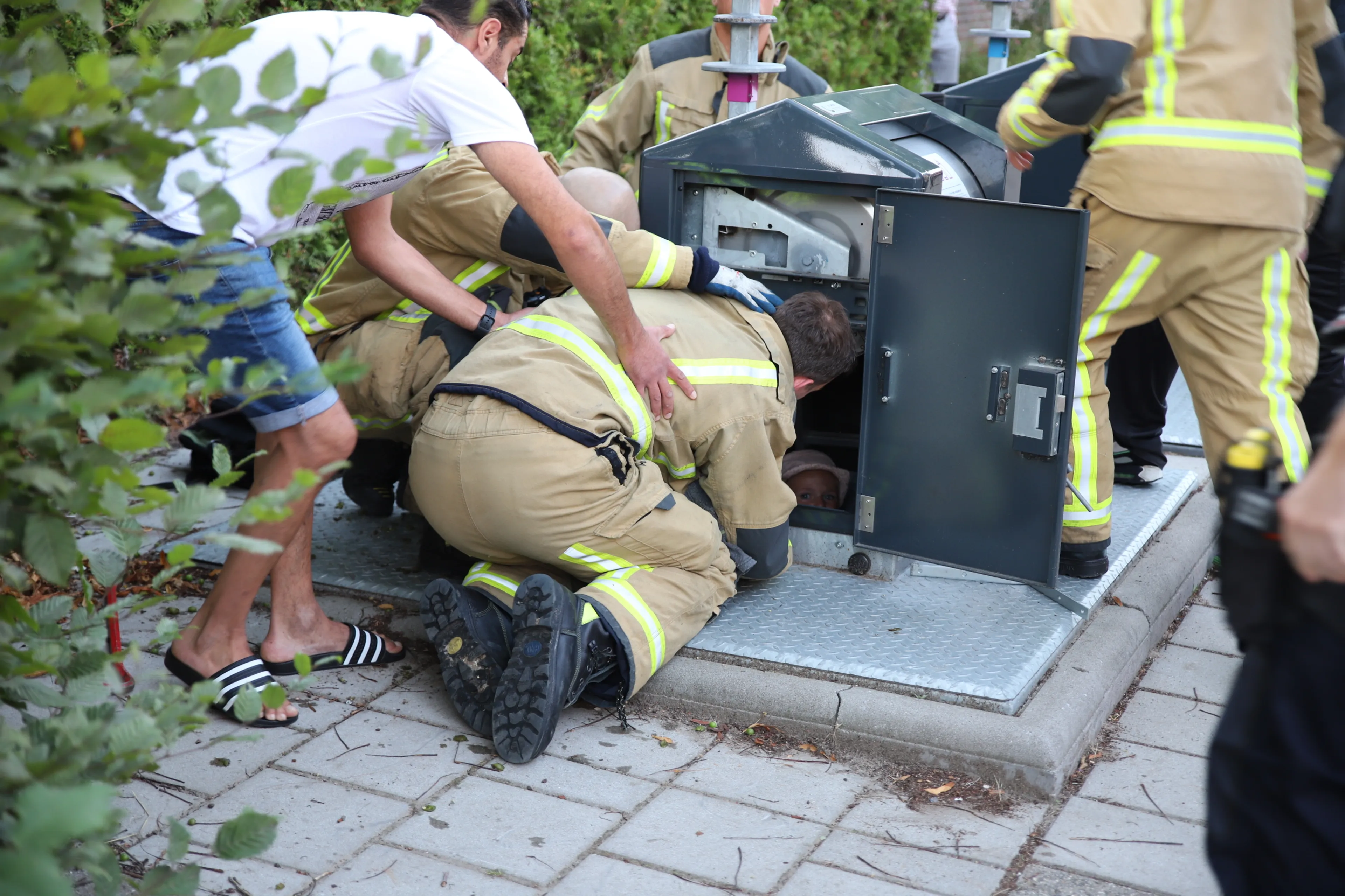 Kind valt in ondergrondse afvalcontainer in Delft