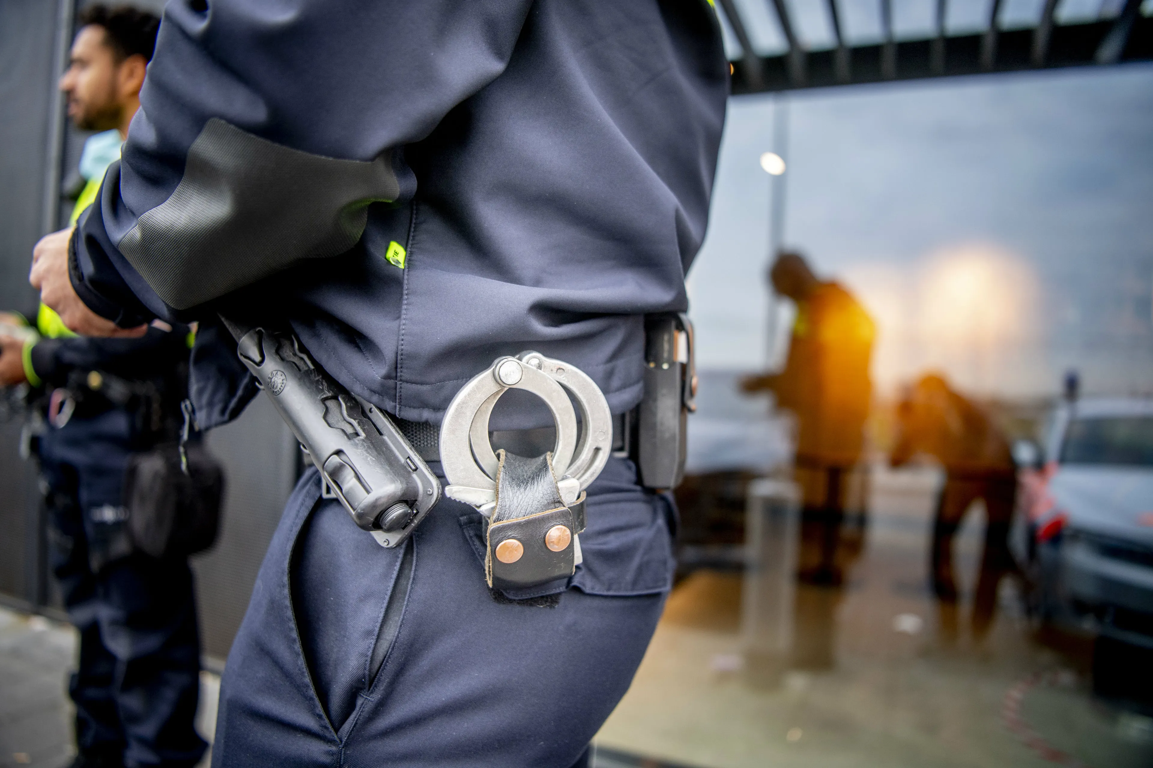 Politie bekogeld met glazen en stoelen na beëindiging illegaal feest