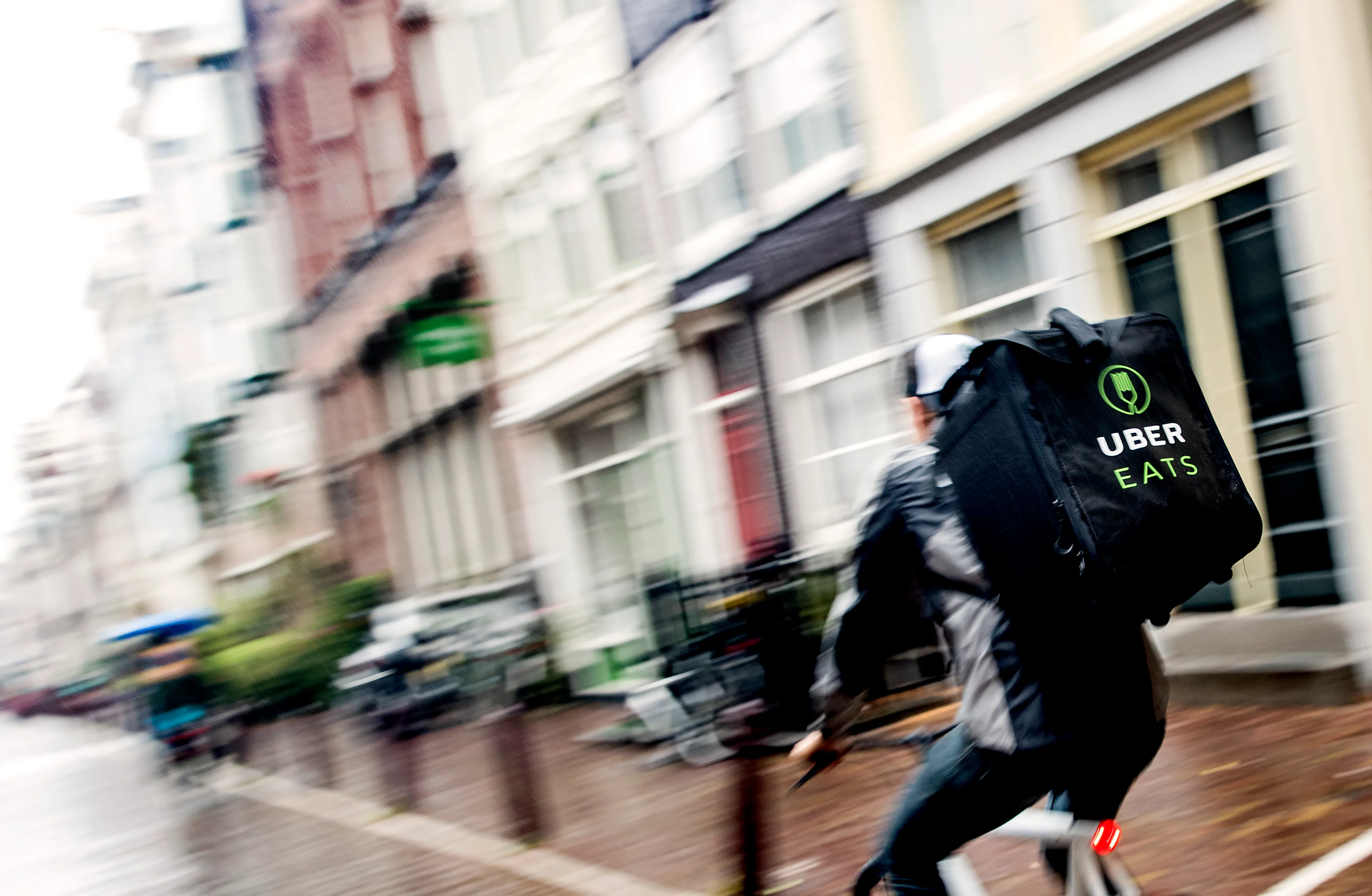 Inspectie wil af van maaltijdbezorgers onder de 16 jaar