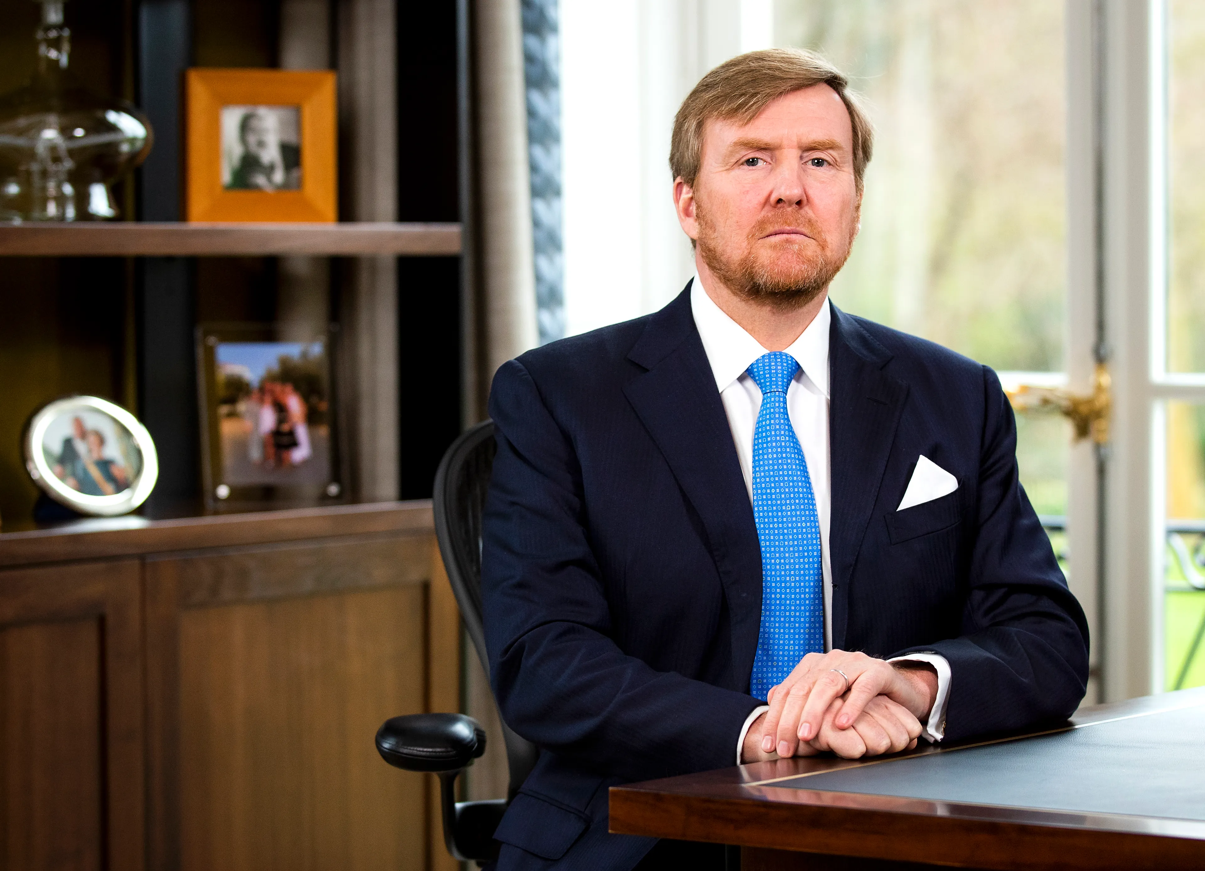 Koning Willem-Alexander brengt corona-bezoek aan Tilburg