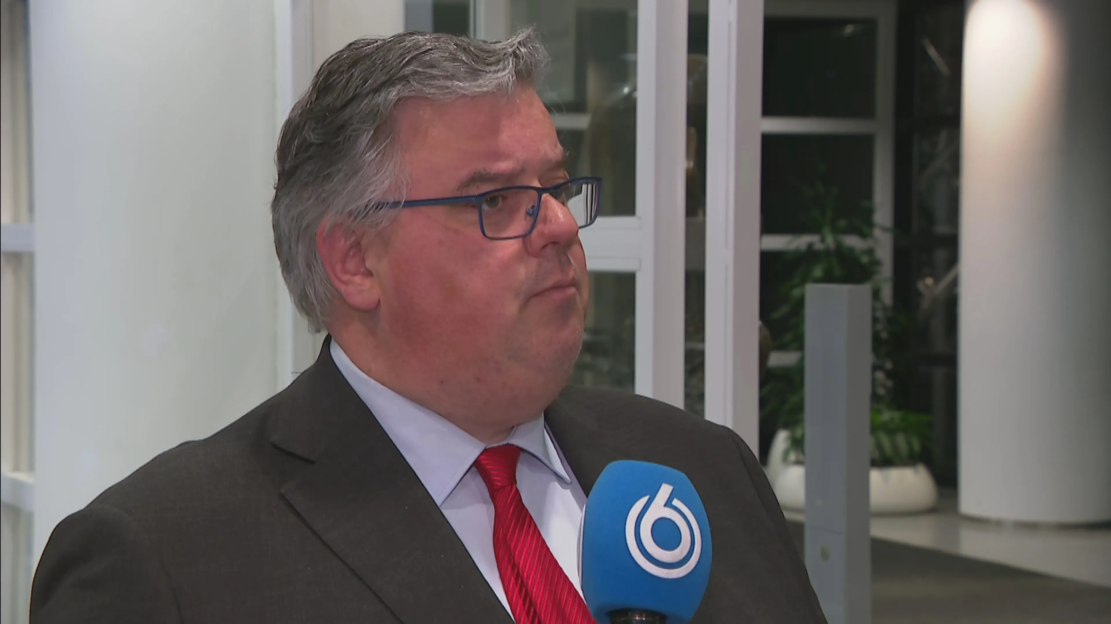 Voorzitter Veiligheidsraad Bruls: 'Versoepeling maatregelen corona alleen in stappen'