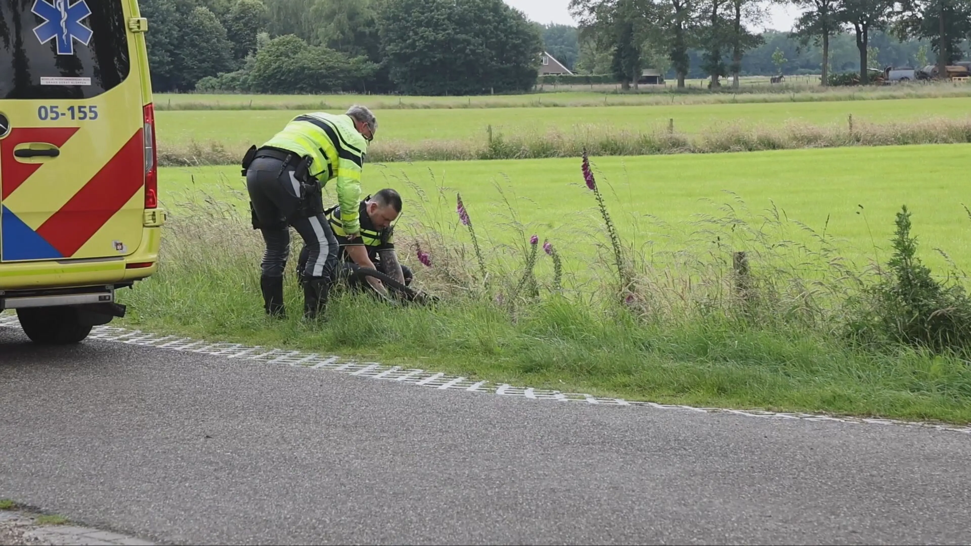 Wielrenner omgekomen door aanrijding met busje met kinderen in Haarle