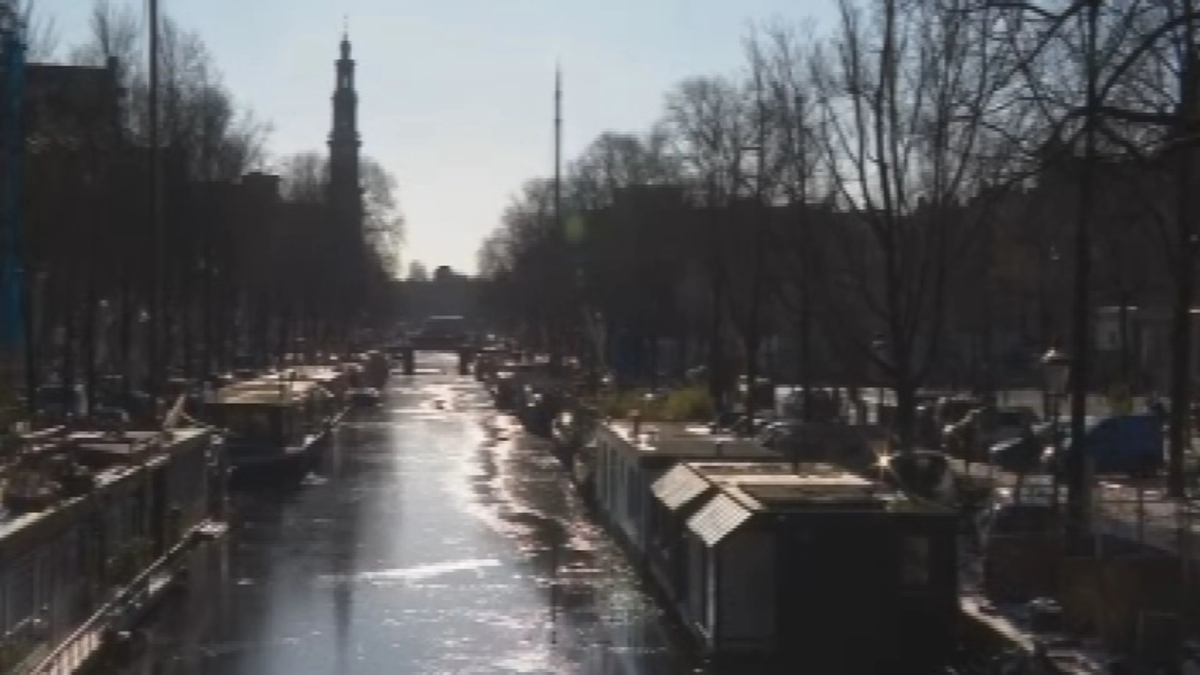 Vrouw belandt met auto in Keizersgracht in Amsterdam, toeristen schieten te hulp