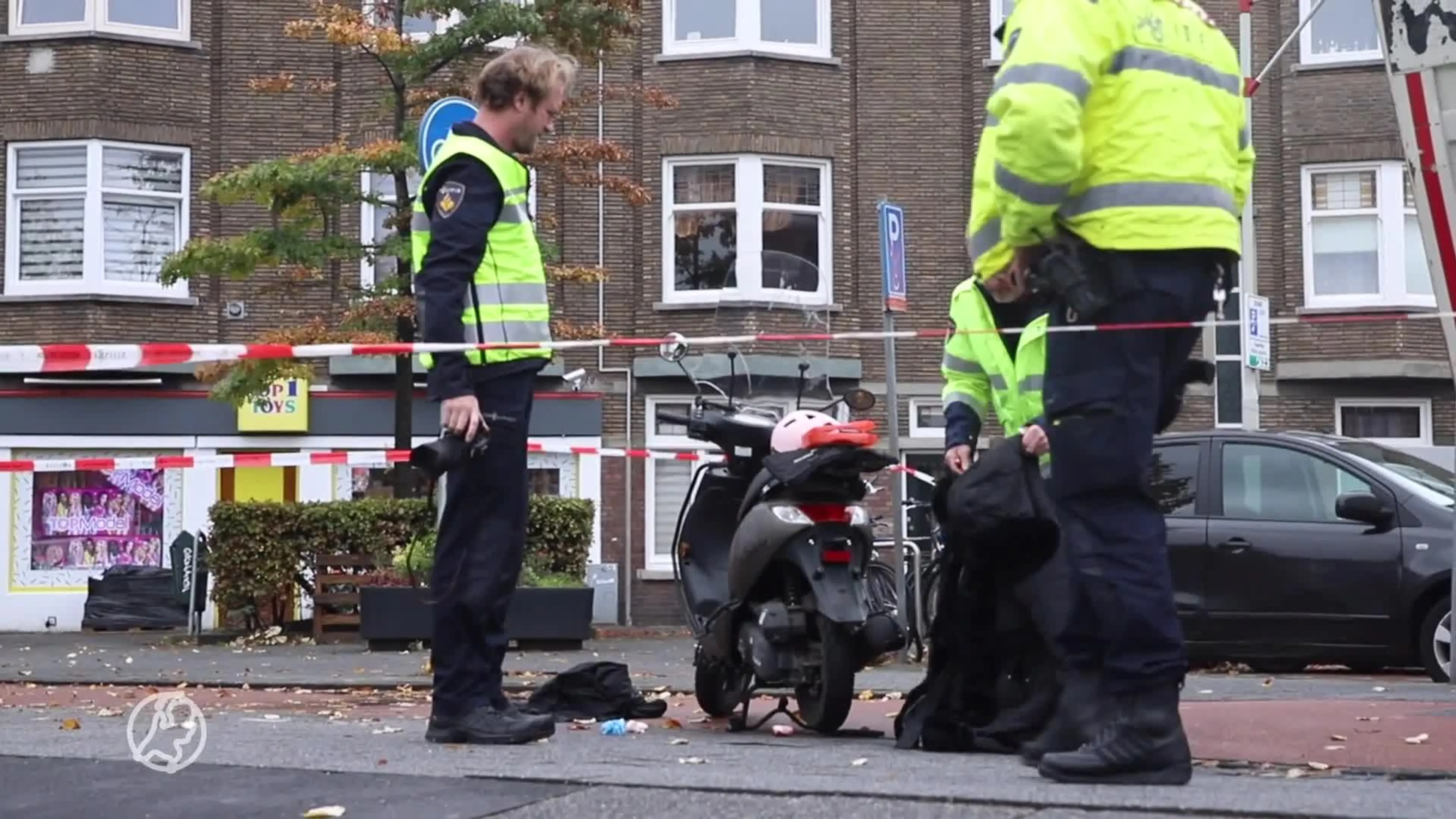 Scooterrijder gewond door botsing tegen openstaande laadklep vrachtwagen