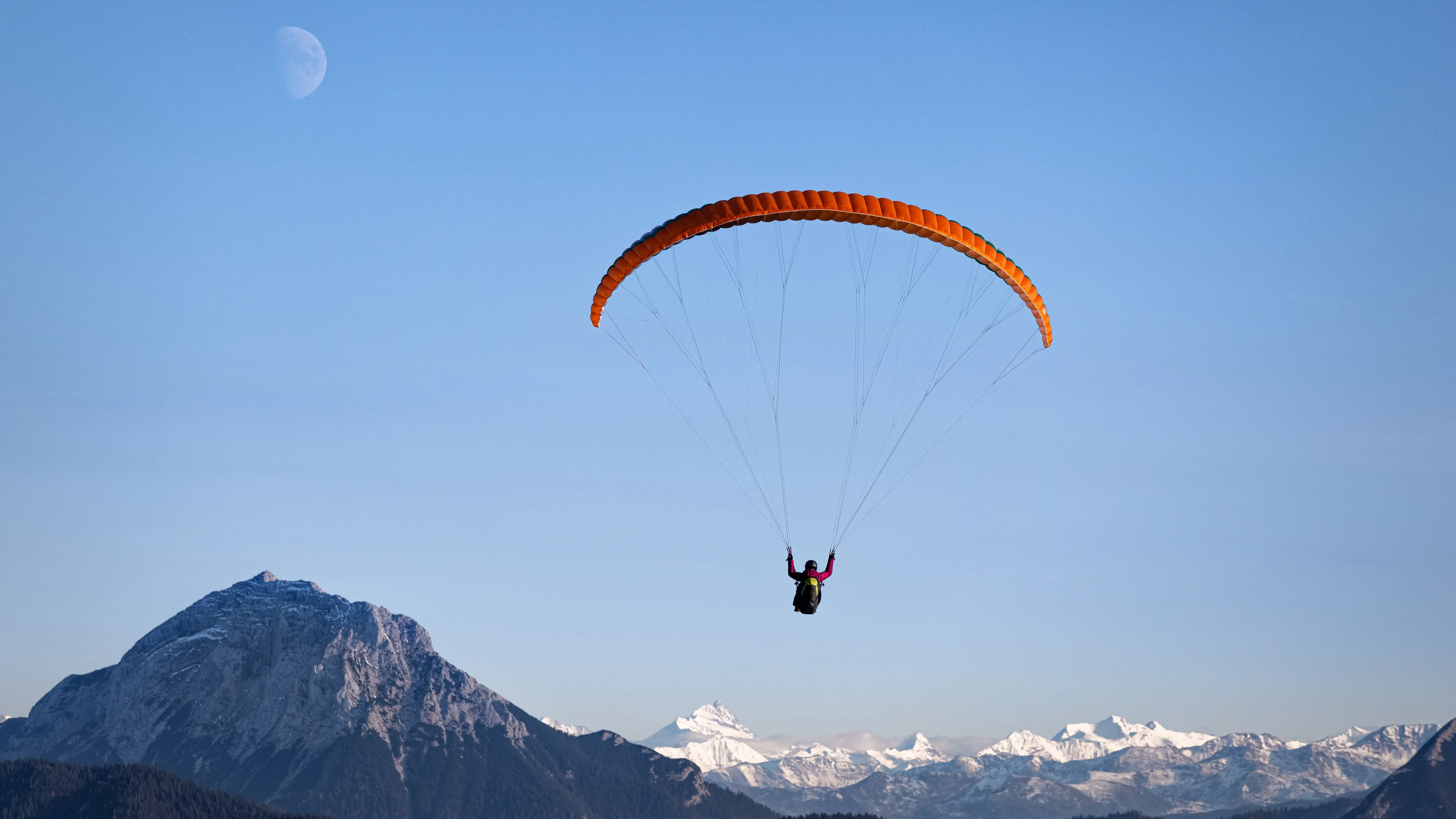 Nederlandse paraglider crasht tegen elektriciteitsleiding in Oostenrijk