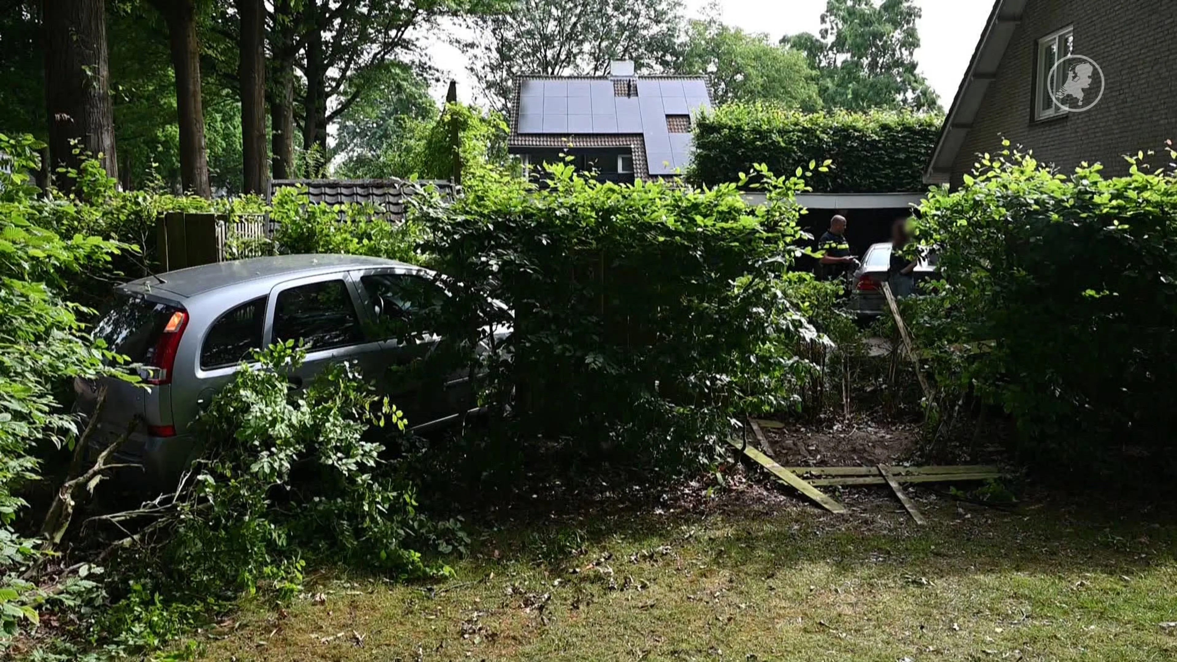 Verkeersruzie eindigt in tuin: schutting en schuur in Berkel-Enschot kapotgereden