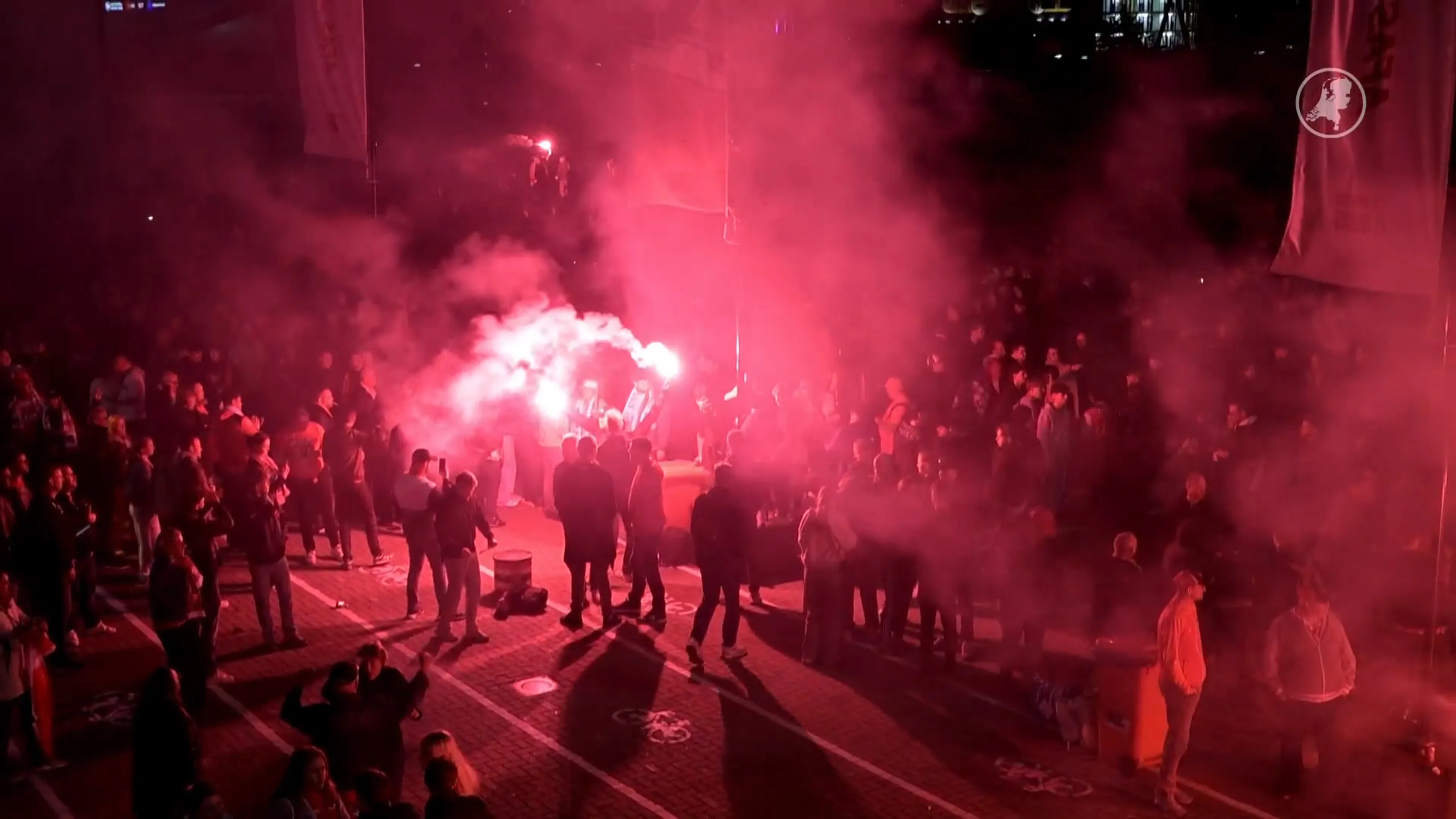 AZ-spelers en fans vieren feest bij stadion na bekerwinst