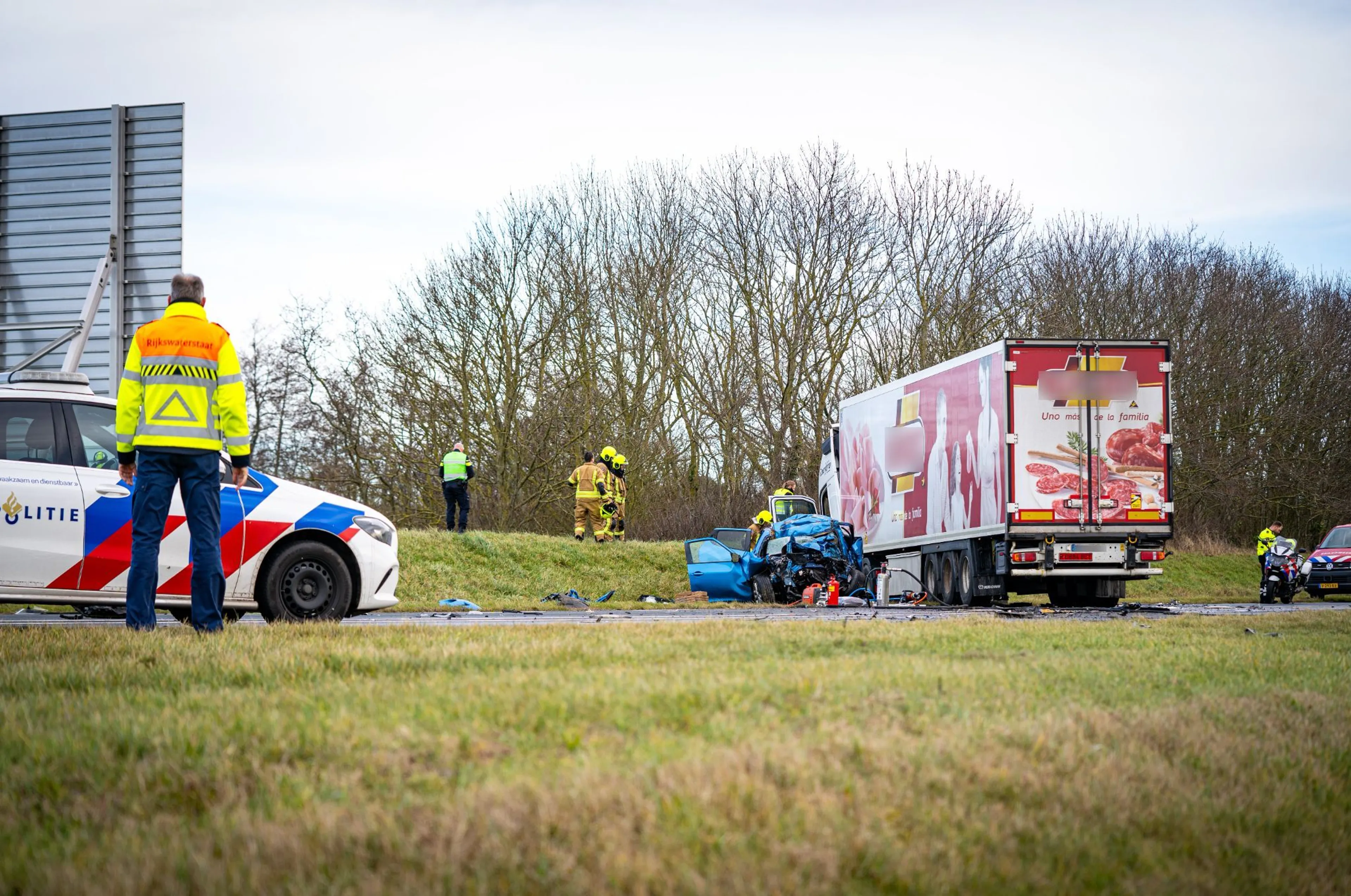 Man (68) overleden bij frontale botsing op N57, vrachtwagenchauffeur aangehouden