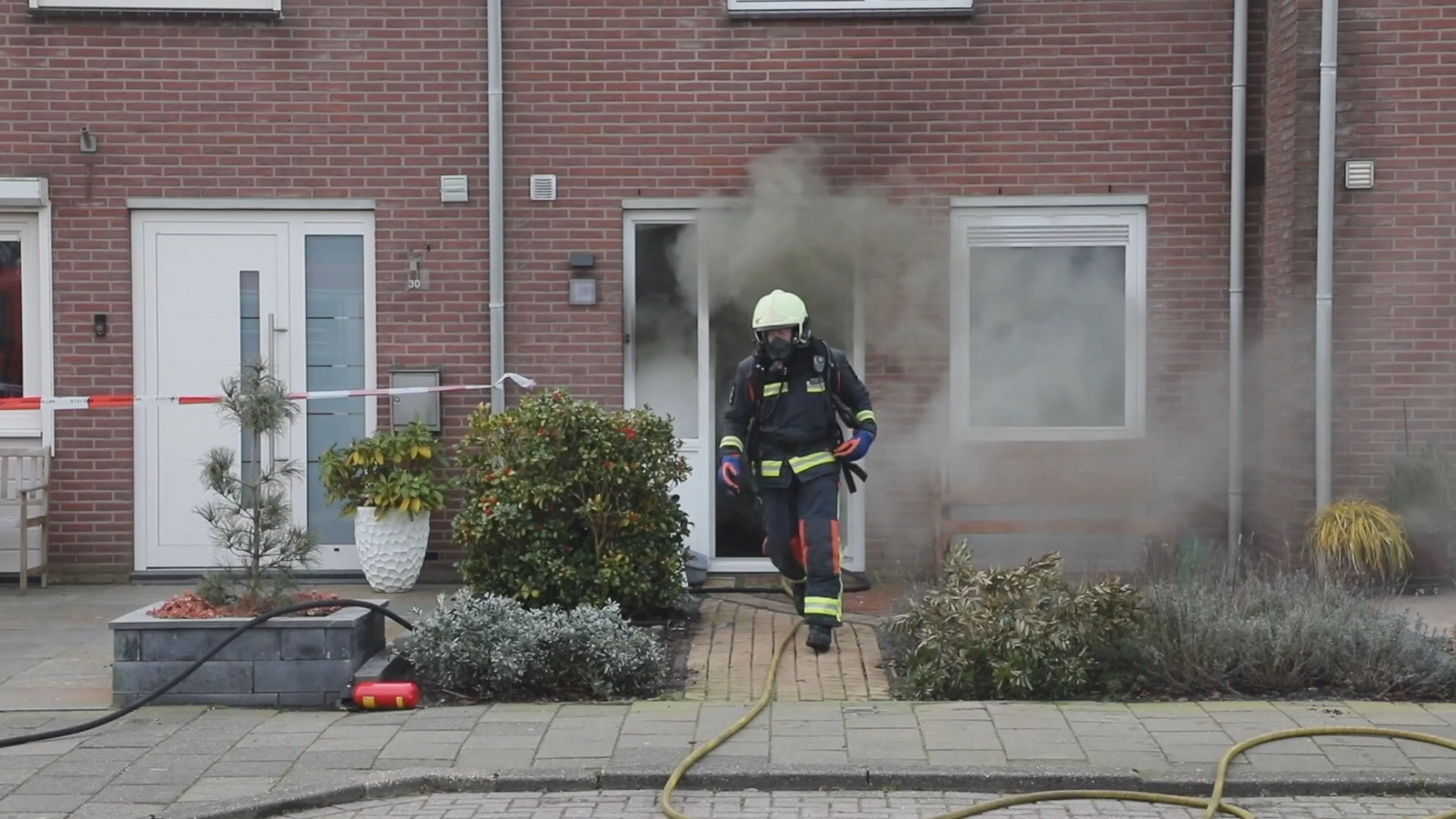 Eén gewonde bij steekincident Oude Wetering, woning vliegt kort daarna in brand