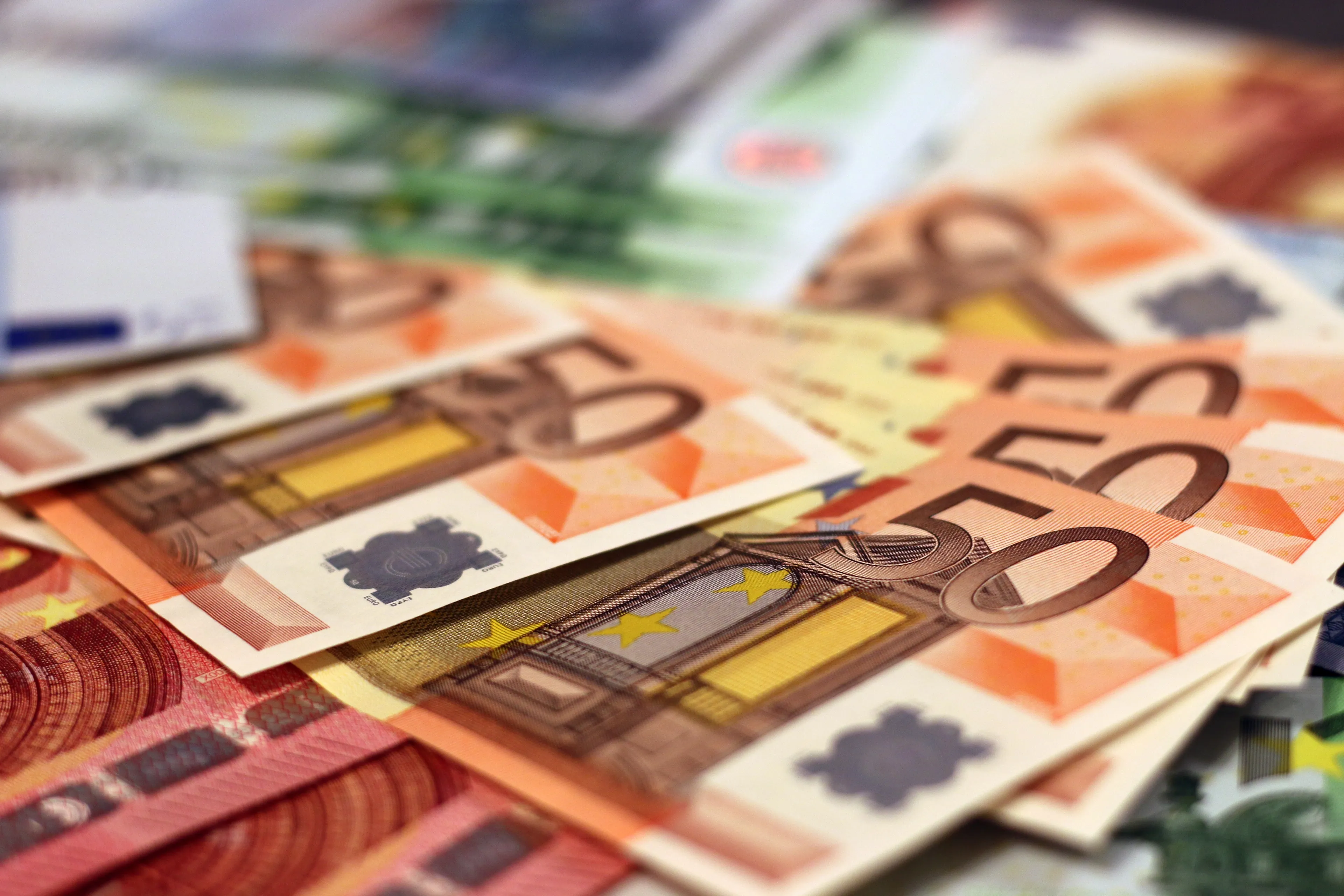 Eerlijke vindster brengt 1000 euro naar de politie: '10 voor eerlijkheid'