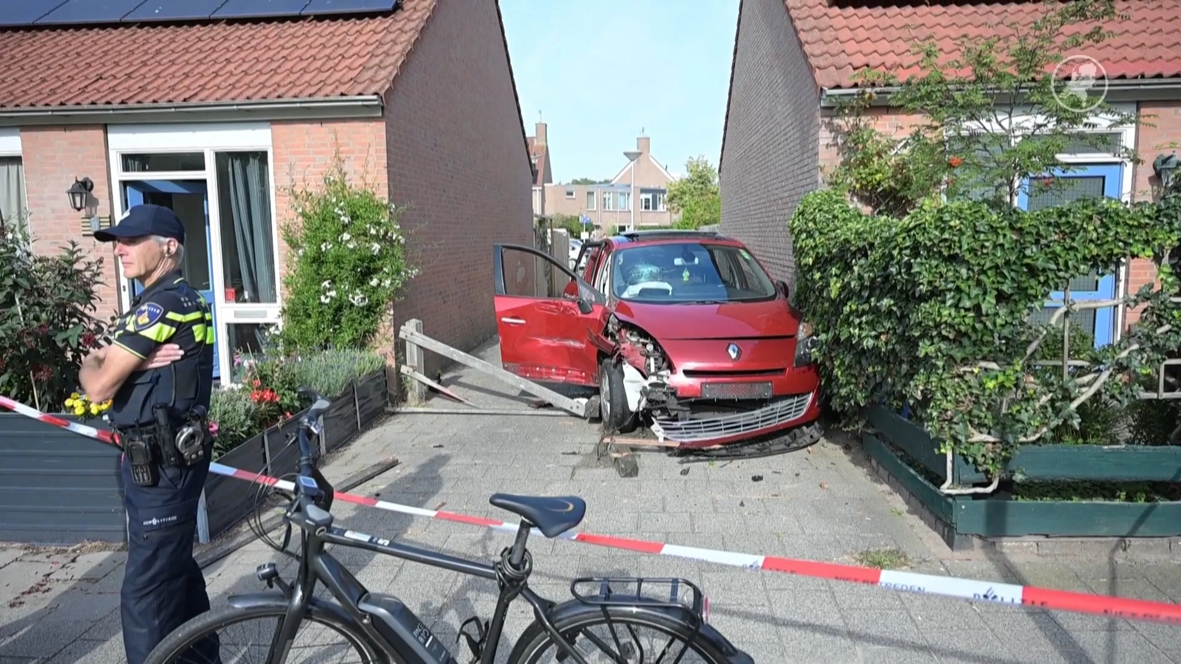 Wilde achtervolging eindigt in crash in woonwijk Alphen, twee verdachten spoorloos