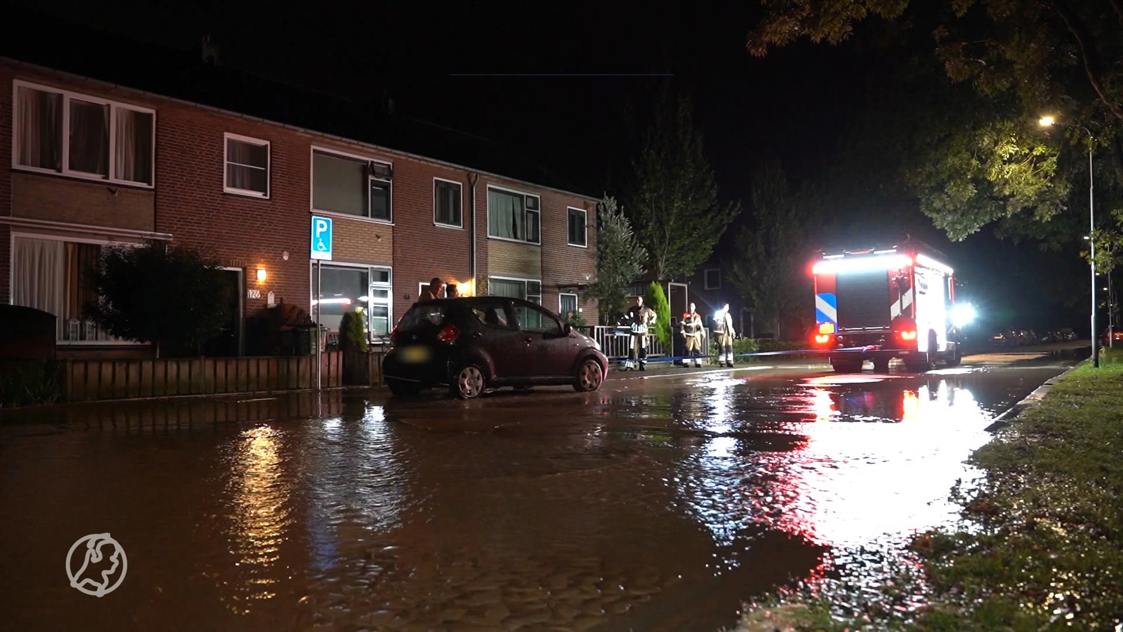 Gesprongen waterleiding veroorzaakt waterballet in straat Den Bosch
