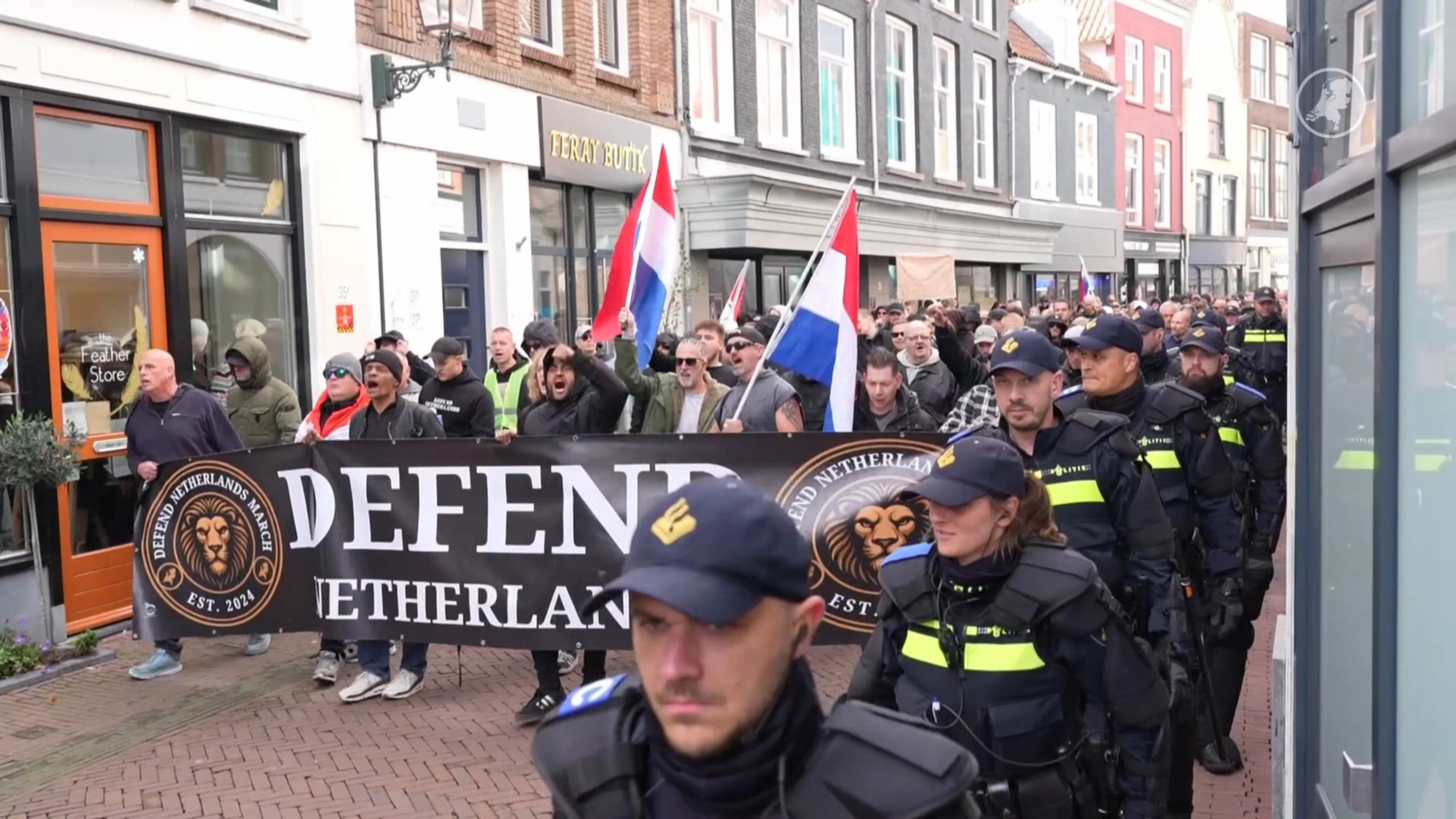 Honderden bij betoging om azc in Schiedam, ook tegendemonstratie