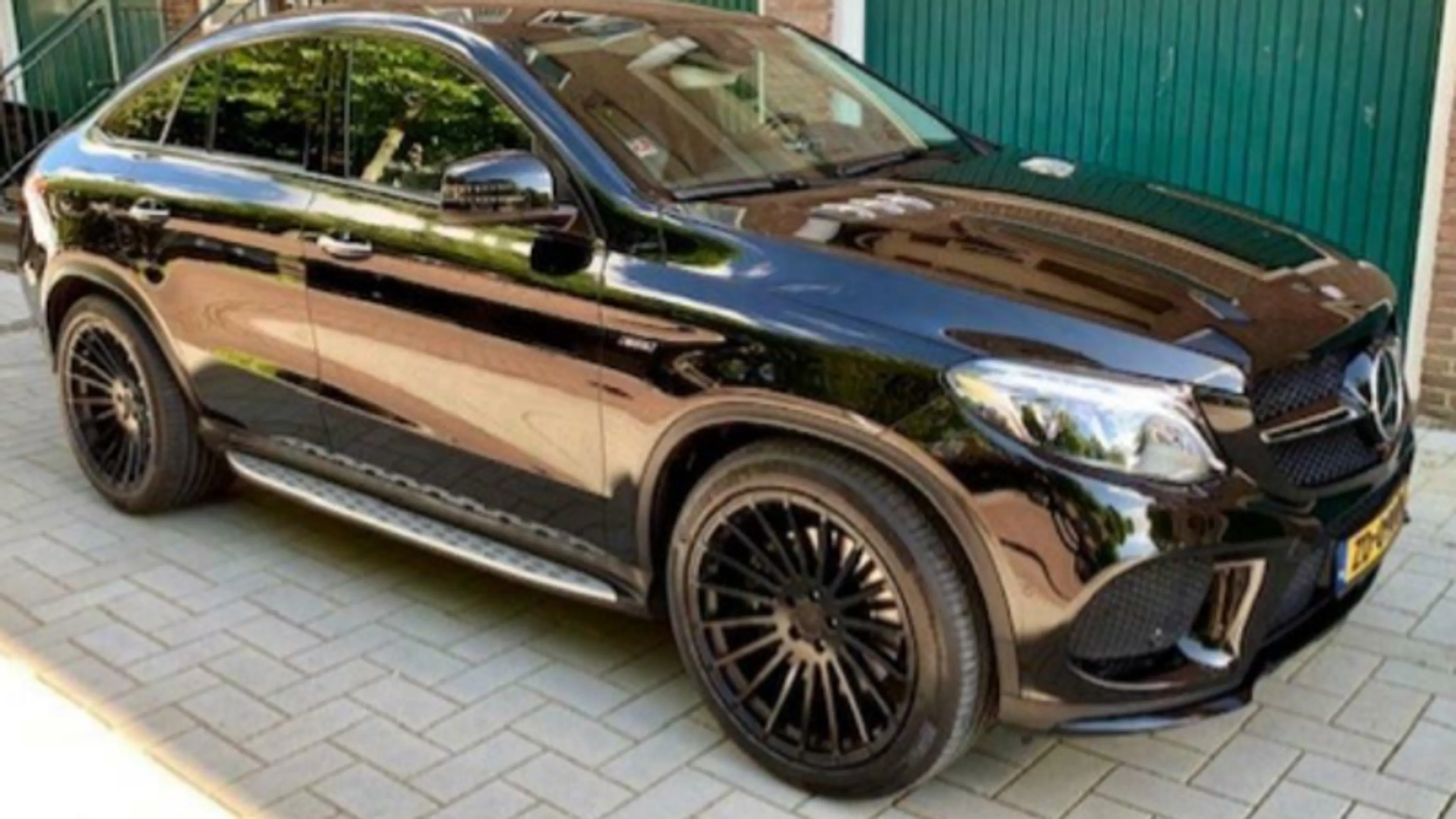 Man neergestoken bij verkoop van zijn Mercedes, daders gaan er met de auto vandoor