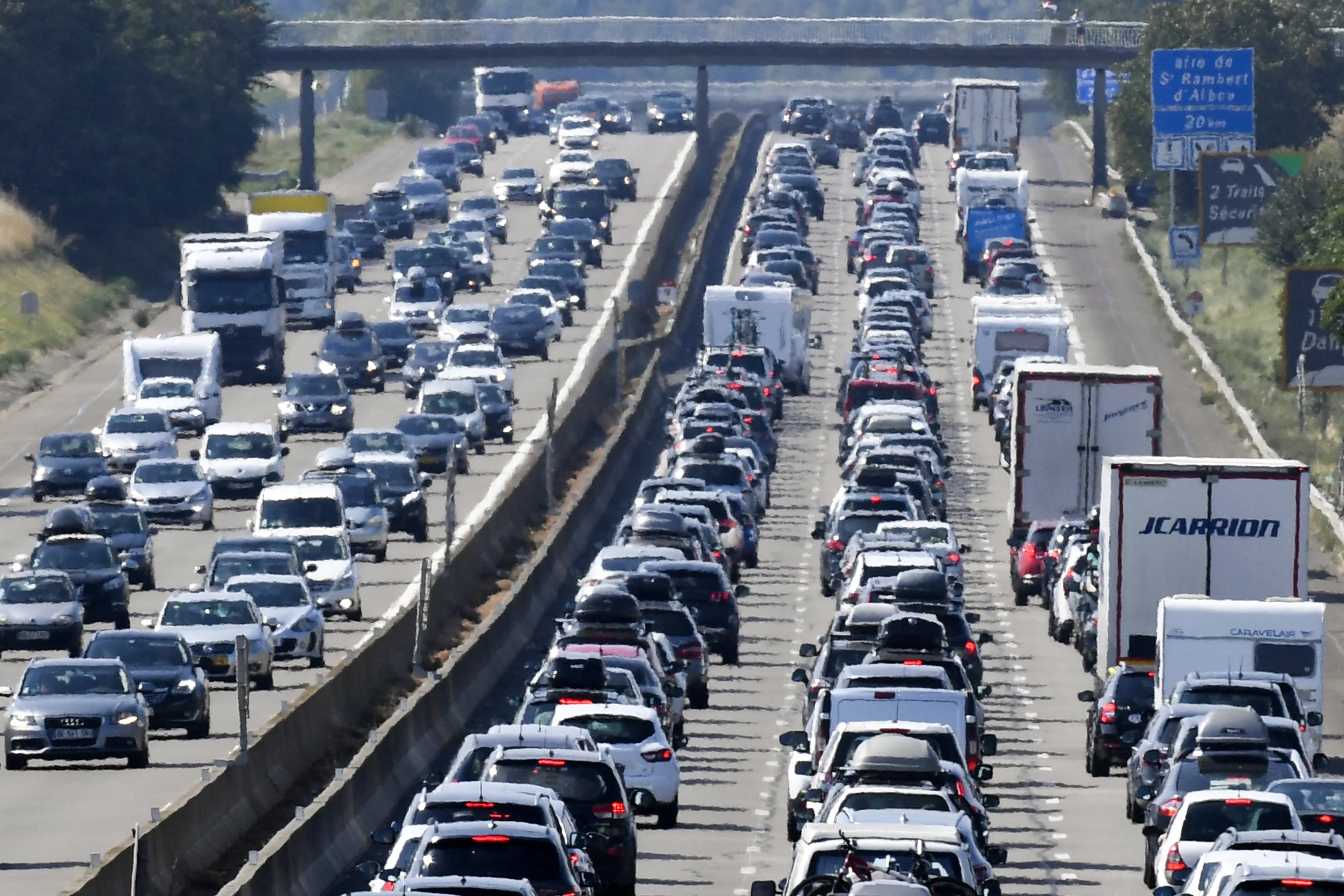 Vakantieverkeer loopt vast: uren vertraging op routes naar Zuid-Europa